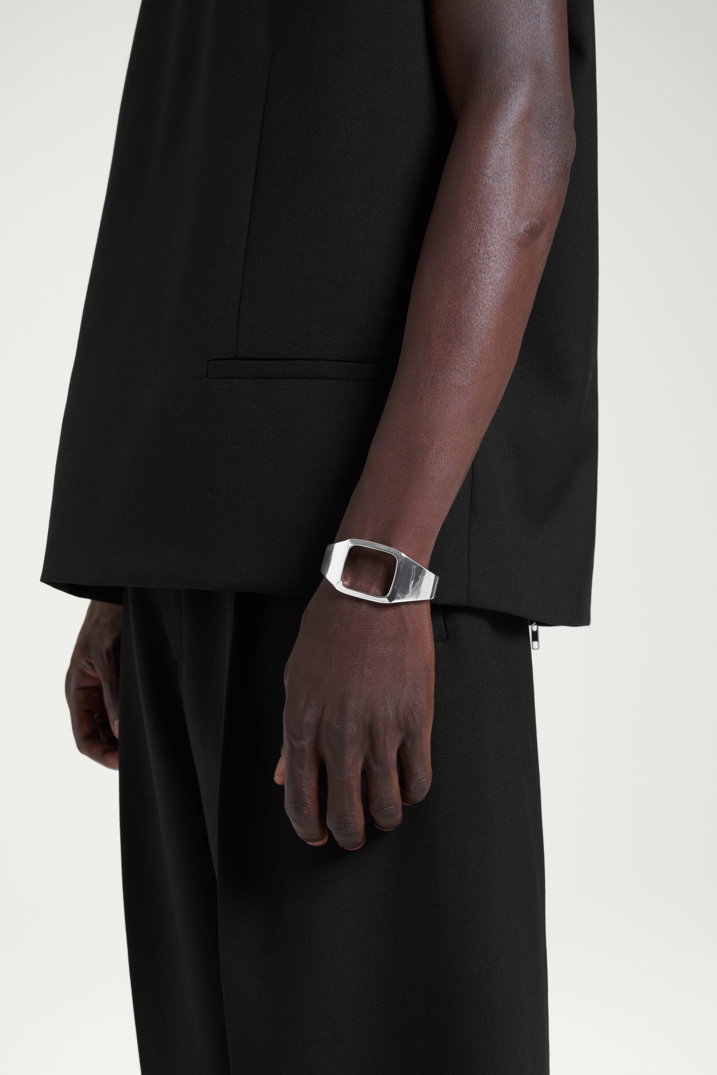THE SCULPTED CUFF - SILVER | COS