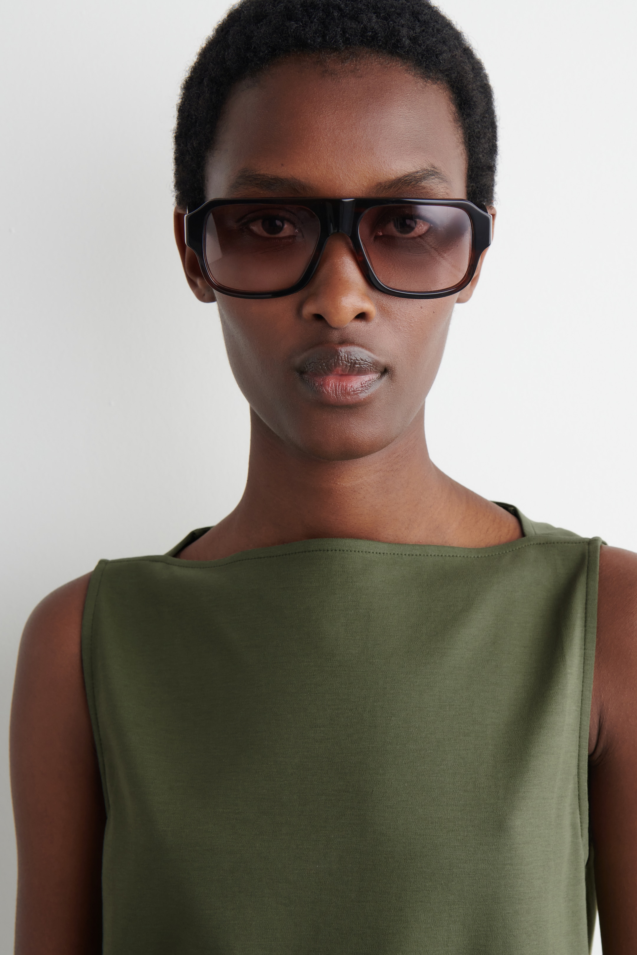 Ver imagen más grande: CAMISETA DE TIRANTES CON ESCOTE BARCO - CAQUI - MUJER | H&M ES 5