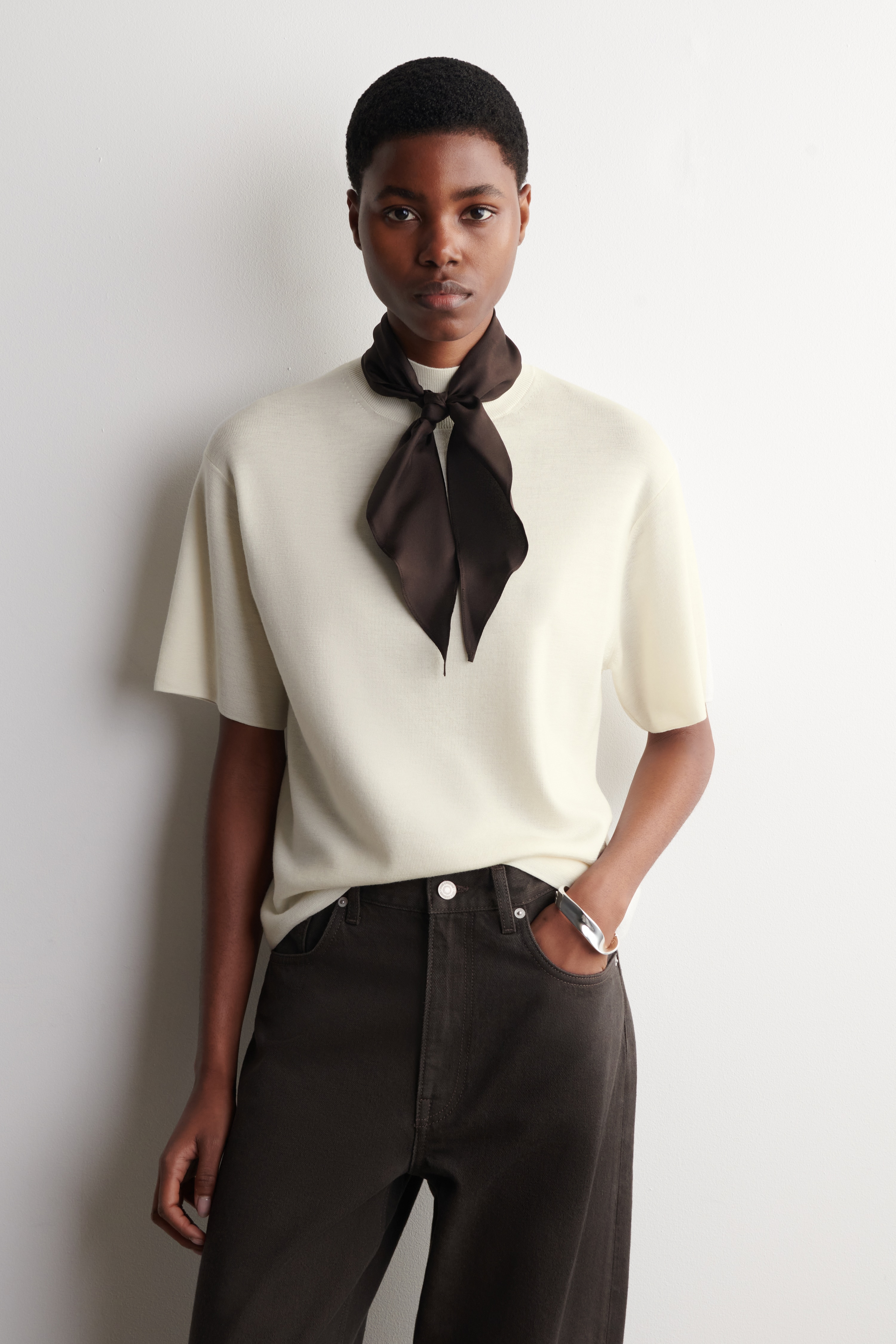 T-SHIRT À DÉTAIL FOULARD EN LAINE MÉRINOS - IVOIRE / CHOCOLAT/BLACK / GREEN