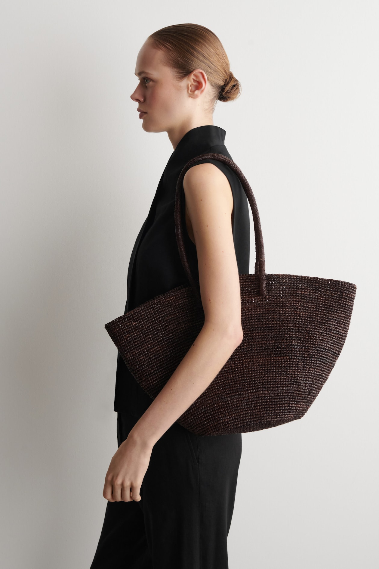 HAND-WOVEN MARKET TOTE - STRAW — BROWN
