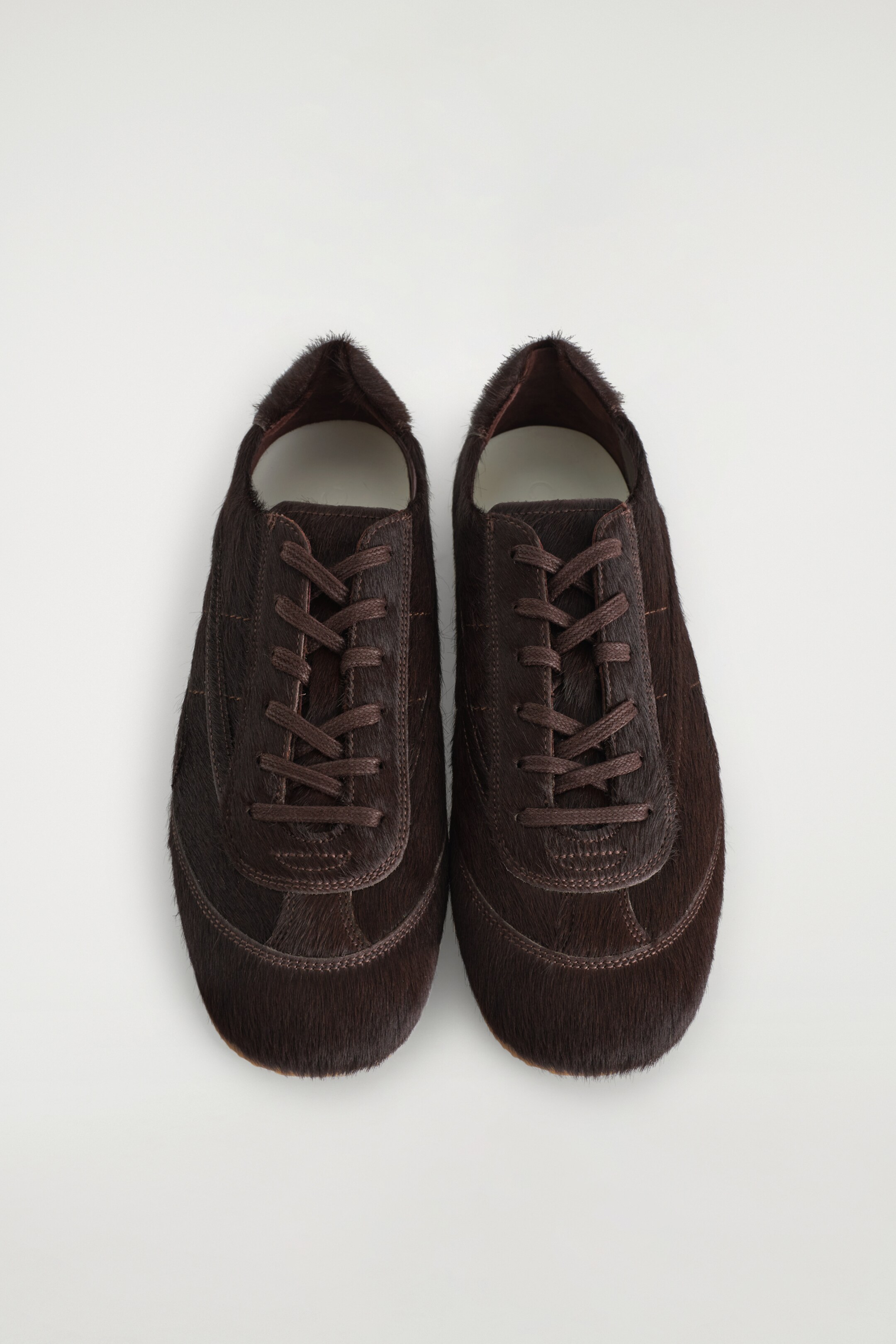 Grösseres Bild ansehen: SCHLICHTE SNEAKERS AUS PONYHAARLEDER - SCHOKOLADENBRAUN - DAMEN | H&M CH 6