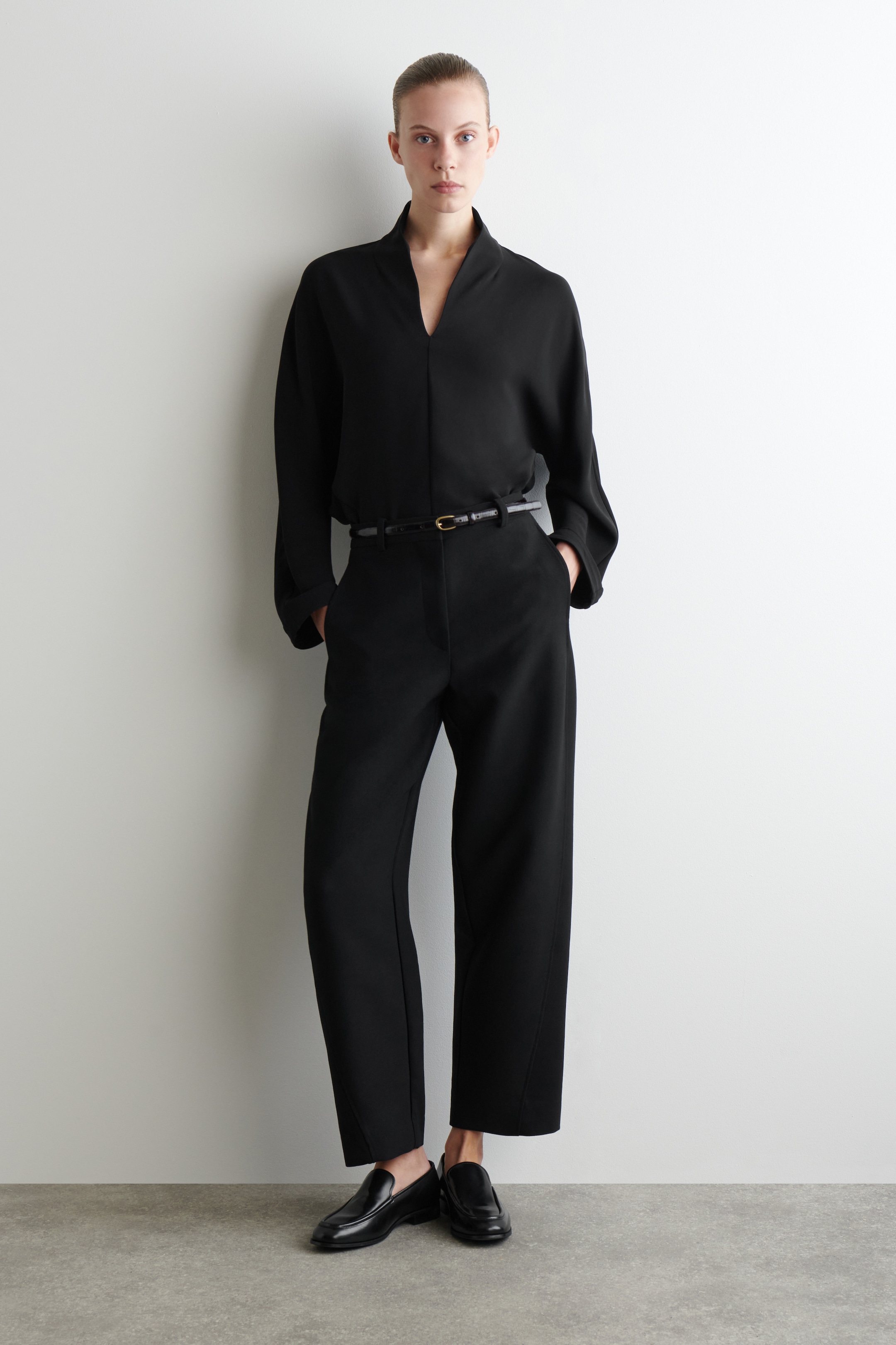 Grösseres Bild ansehen: VERKÜRZTE HOSE AUS WOLLE MIT BARREL-BEIN - SCHWARZ - DAMEN | H&M CH 1