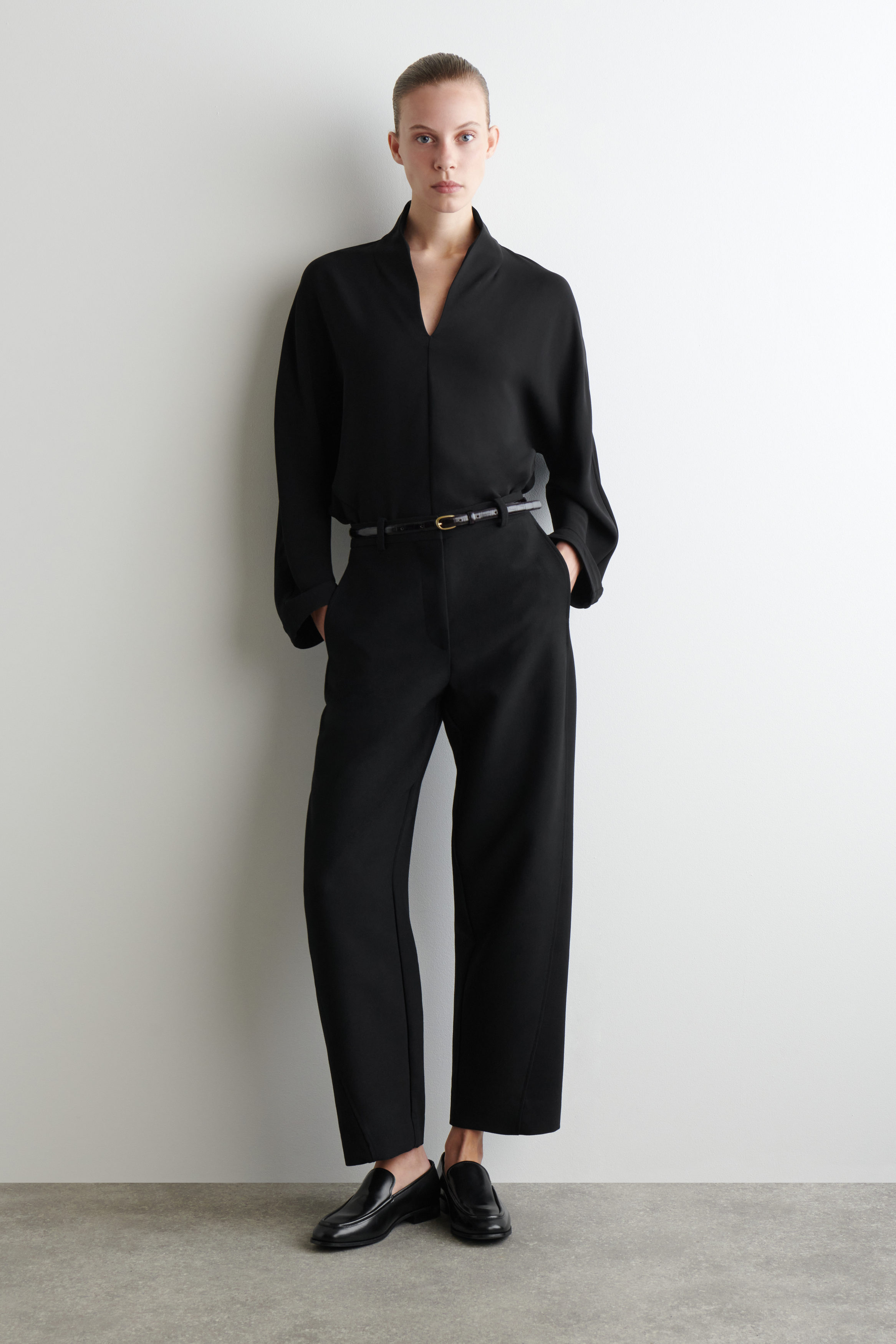 新品未使用完売品【COS】BARREL-LEG COTTON TROUSERS DECONSTRUCTED COTTON BARREL-LEG PANTS - BLACK | COS