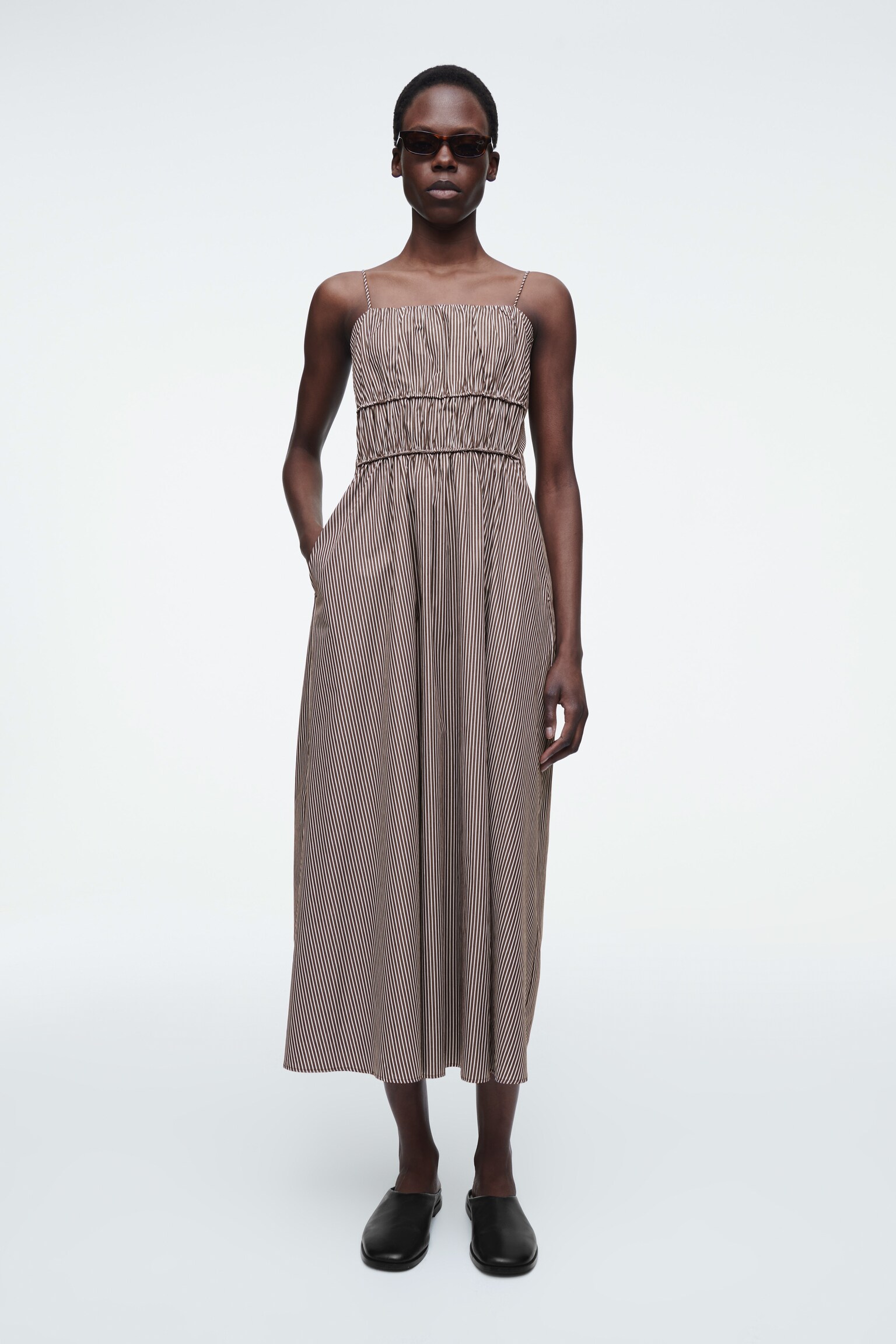 STRIPED GATHERED-WAIST MIDI DRESS - BROWN / STRIPED