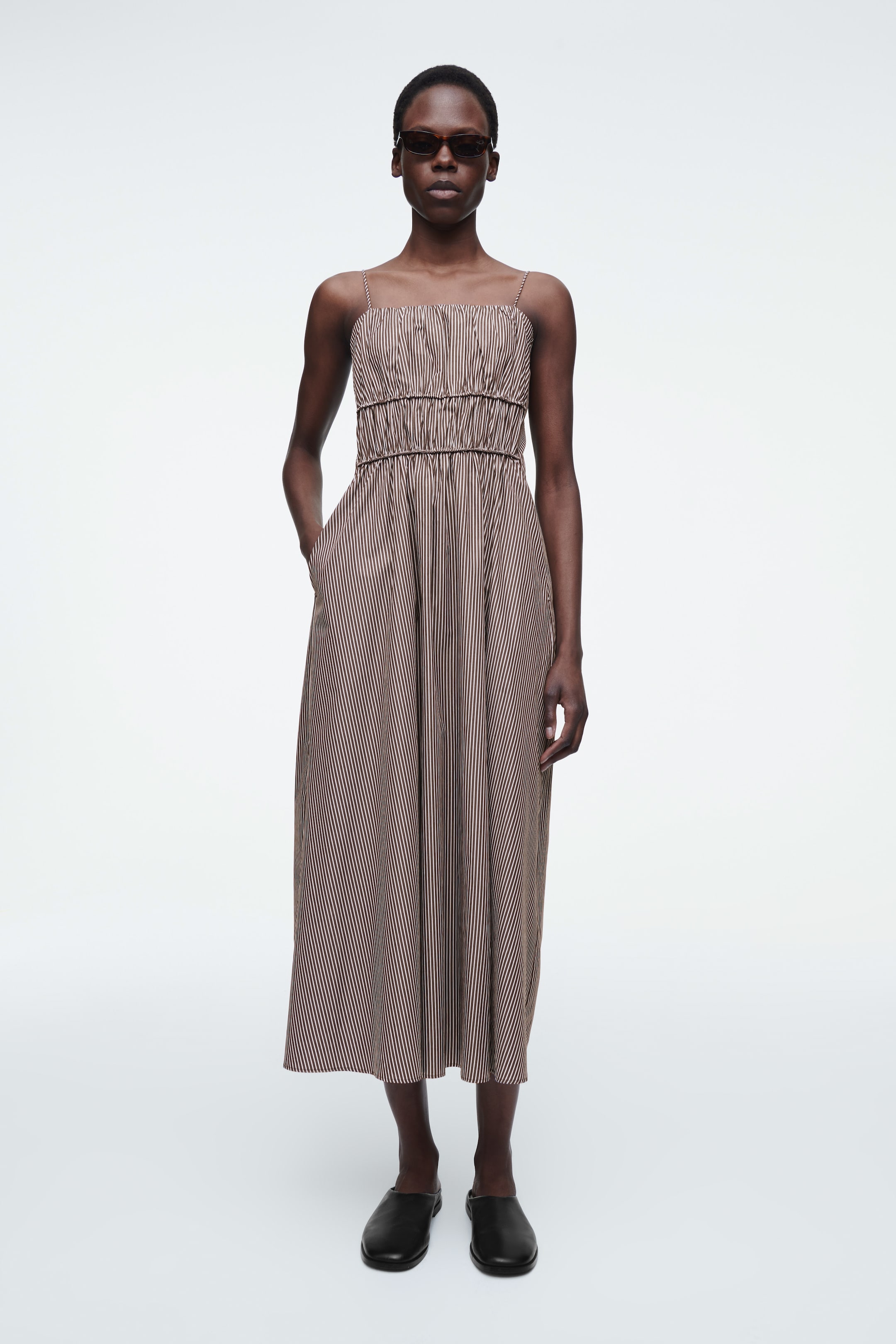 Grotere afbeelding bekijken: GESTREEPTE MIDDELLANGE JURK MET GEPLOOIDE TAILLE - bruin / gestreept - DAMES | H&M BE 1