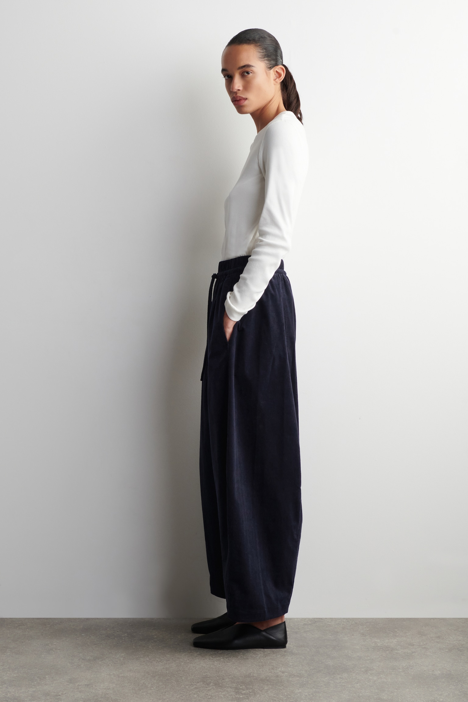 ELASTICATED CORDUROY BARREL-LEG TROUSERS - NAVY - 6
