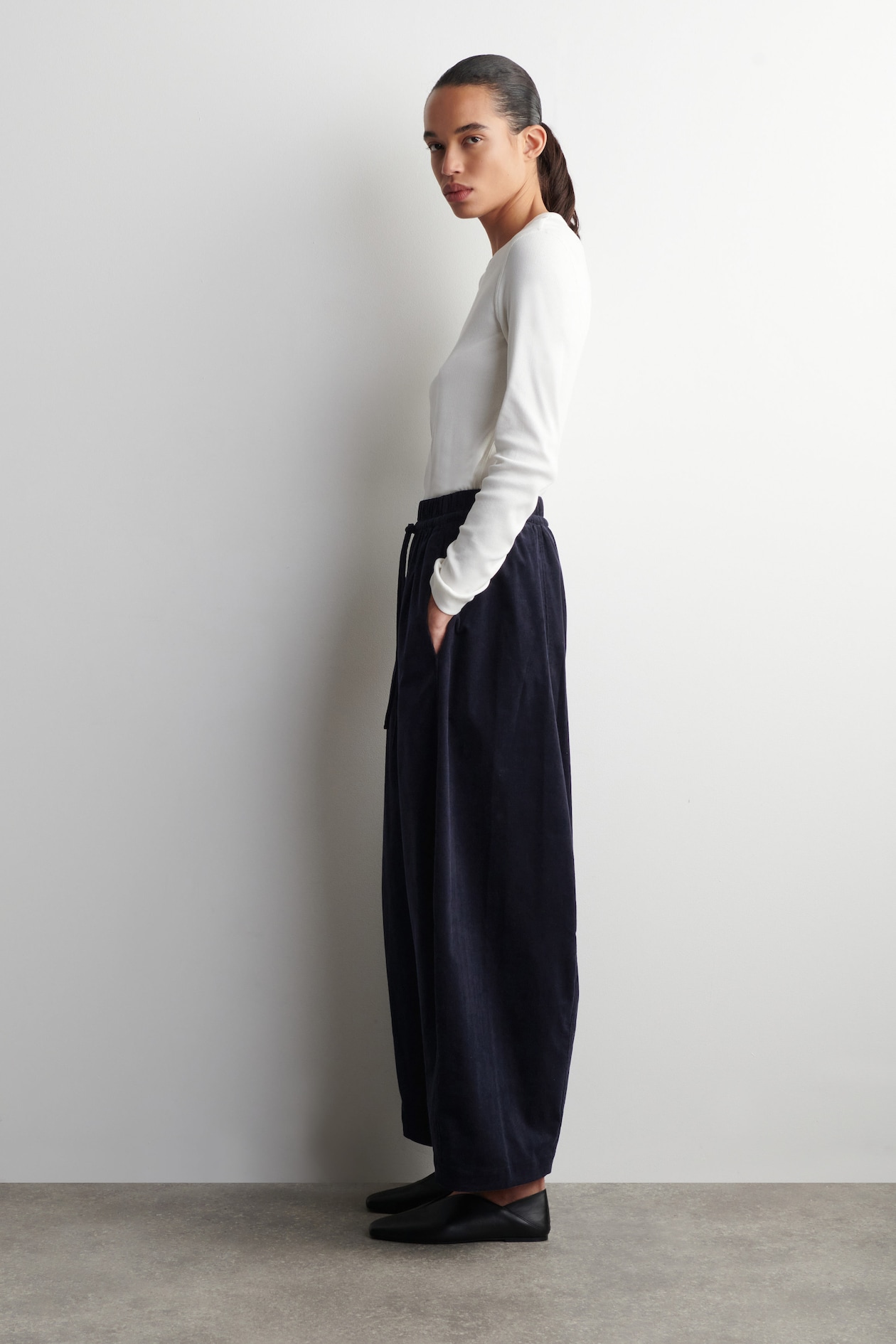 ELASTICATED CORDUROY BARREL-LEG TROUSERS — NAVY