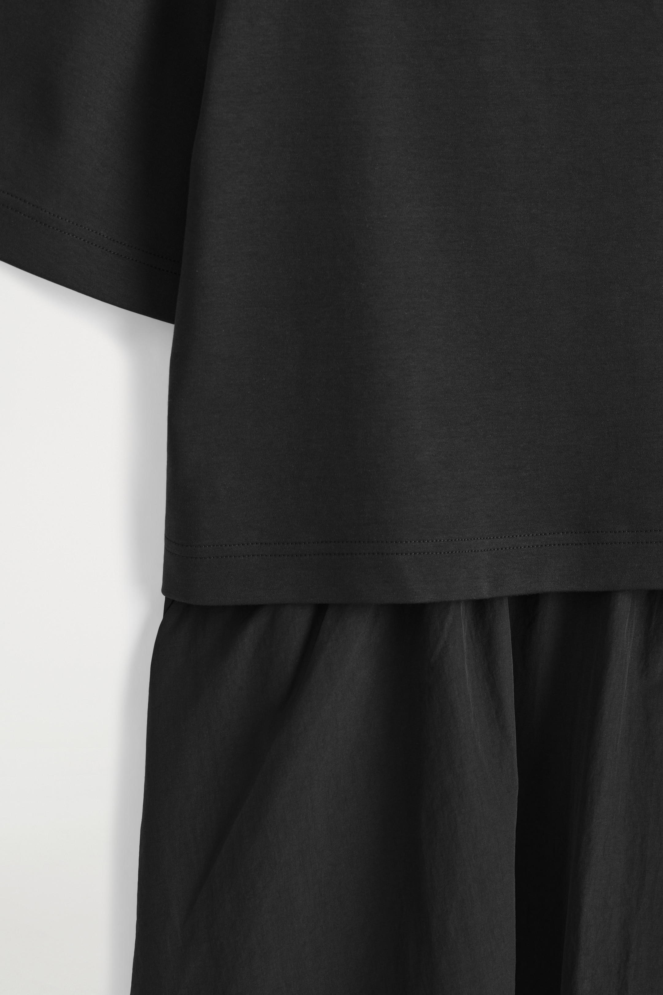 Grösseres Bild ansehen: MEHRLAGIGES MIDIKLEID MIT U-BOOT-AUSSCHNITT - SCHWARZ - DAMEN | H&M CH 6