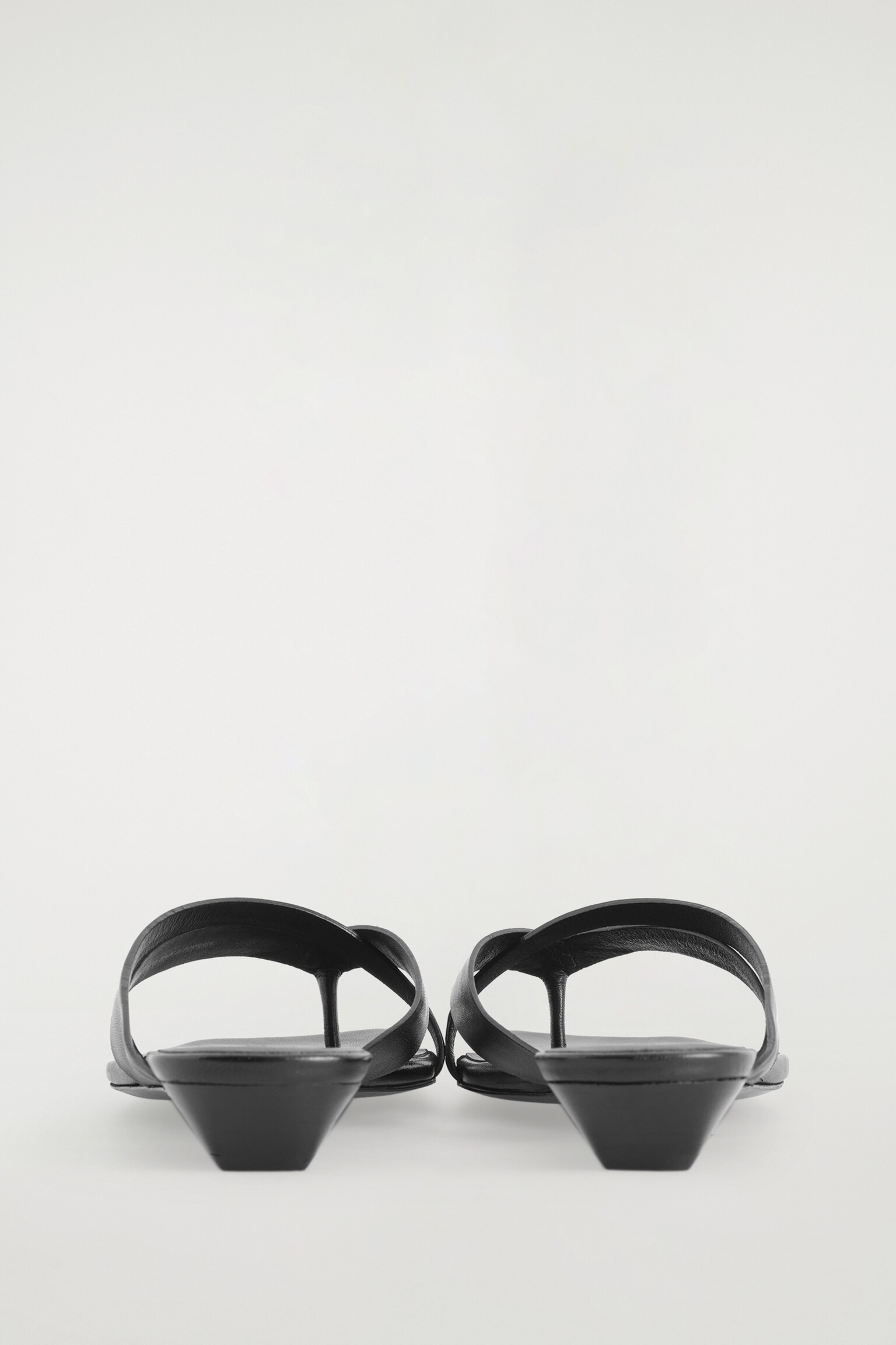 SANDALI KITTEN-HEEL CINTURINO INCROCIATO - NERO - 6