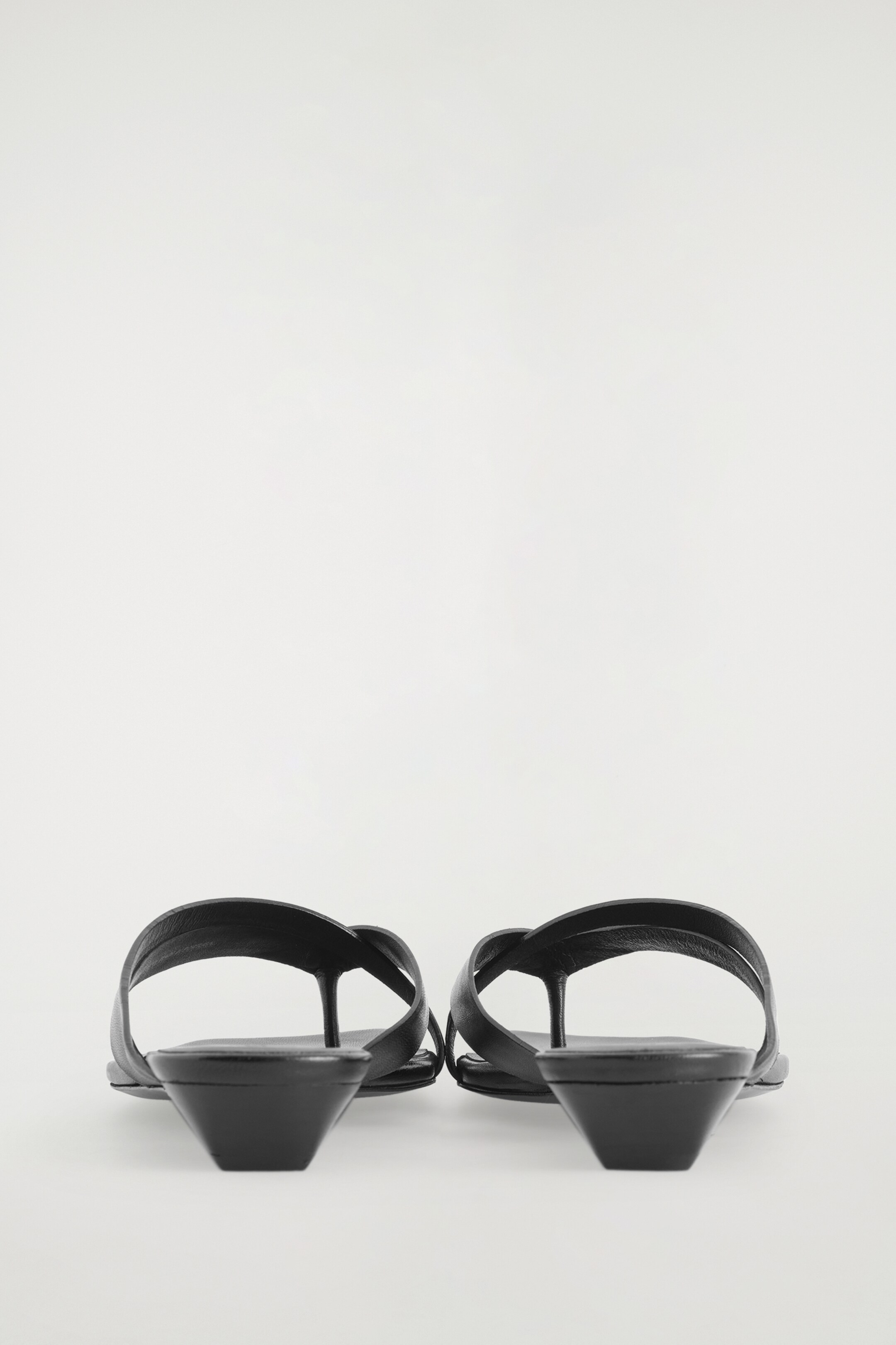 Visualizza immagine più grande: SANDALI KITTEN-HEEL CINTURINO INCROCIATO - NERO - DONNA | H&M IT 5