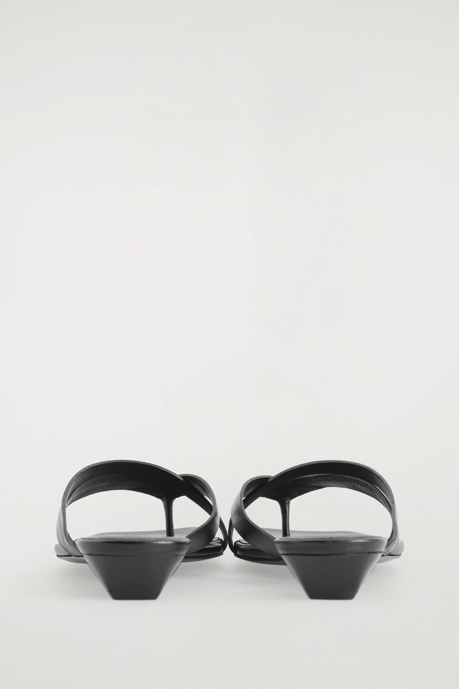 SANDALIAS DE PIEL CON TACÓN KITTEN - NEGRO - 5