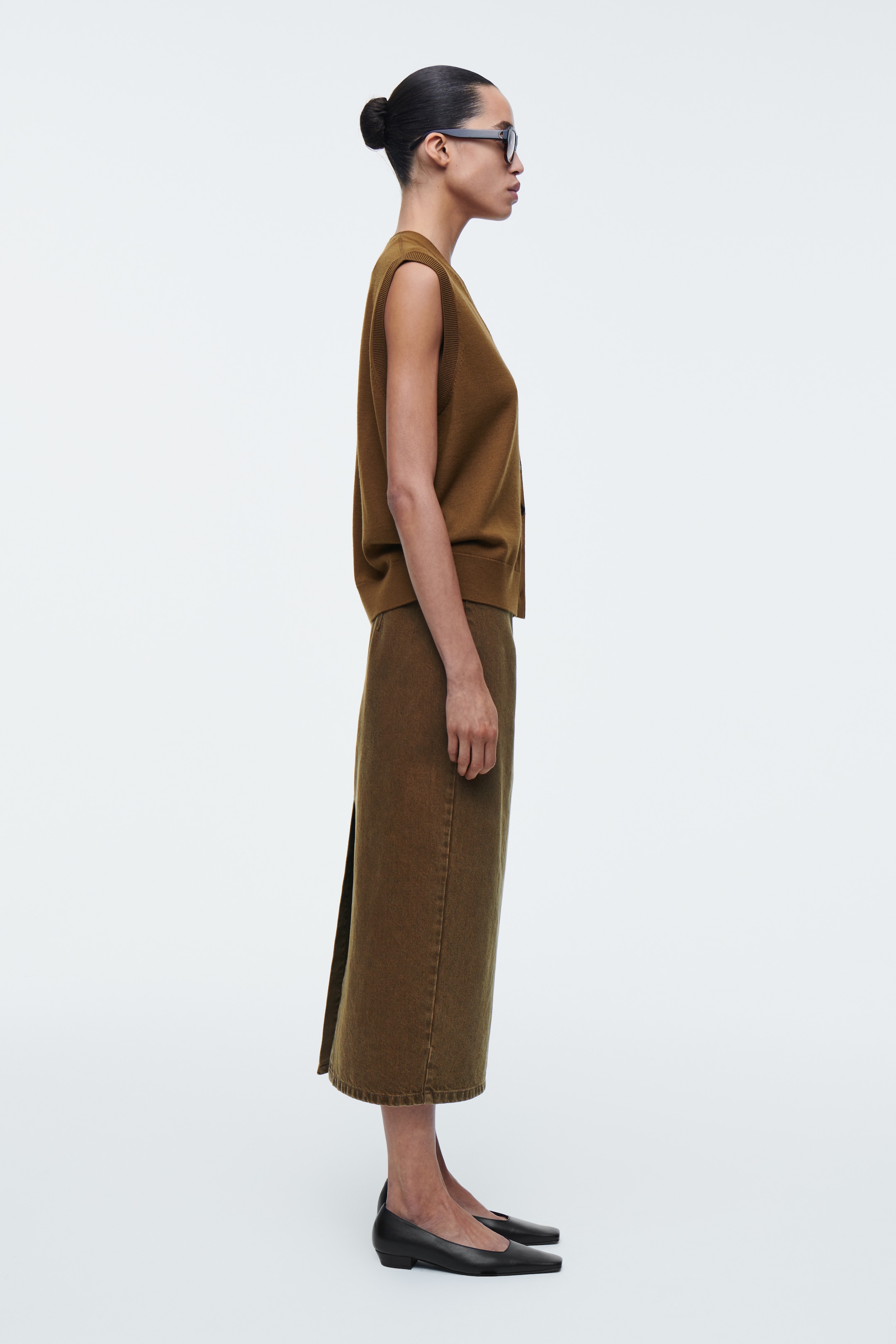 Ver imagen más grande: CHALECO DE LANA MERINO CUELLO DE PICO - MARRÓN - MUJER | H&M ES 4
