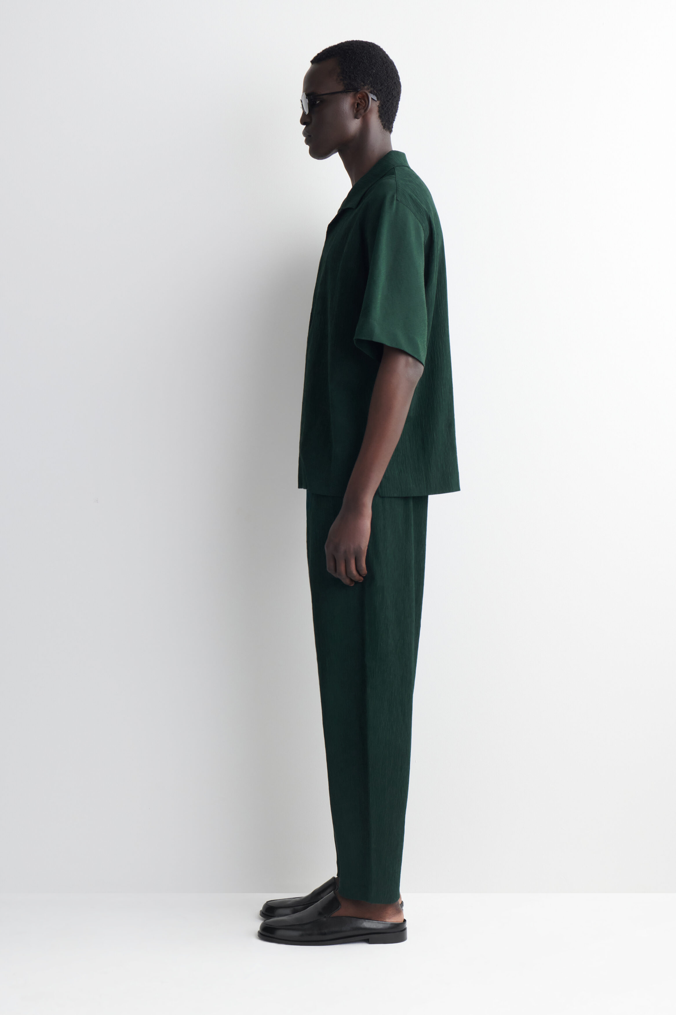 CRINKLED-COTTON RELAXED-FIT TAPERED PANTS - thumbnail 2