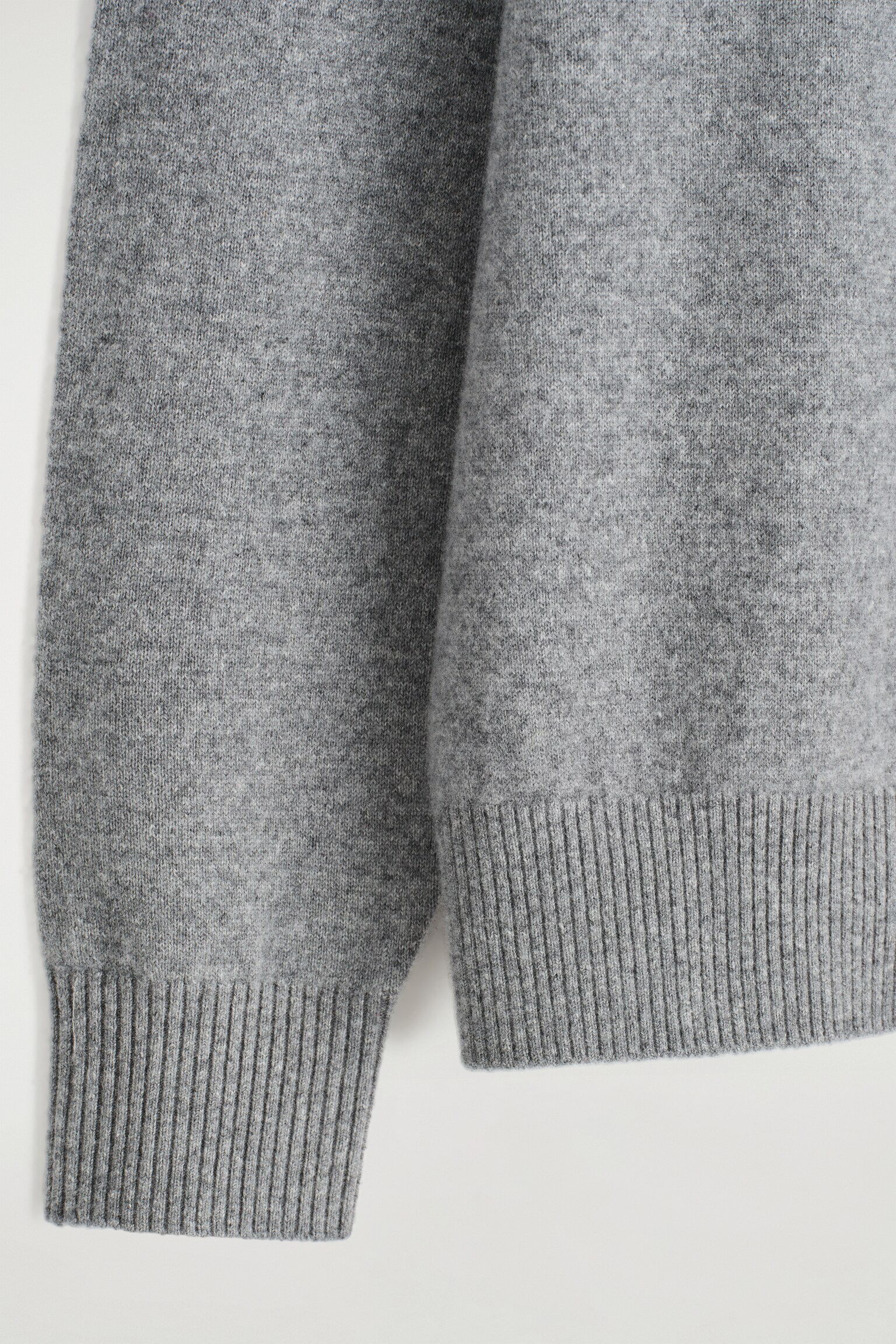 JERSEY DE CASHMERE CON CUELLO REDONDO - GRIS - 9