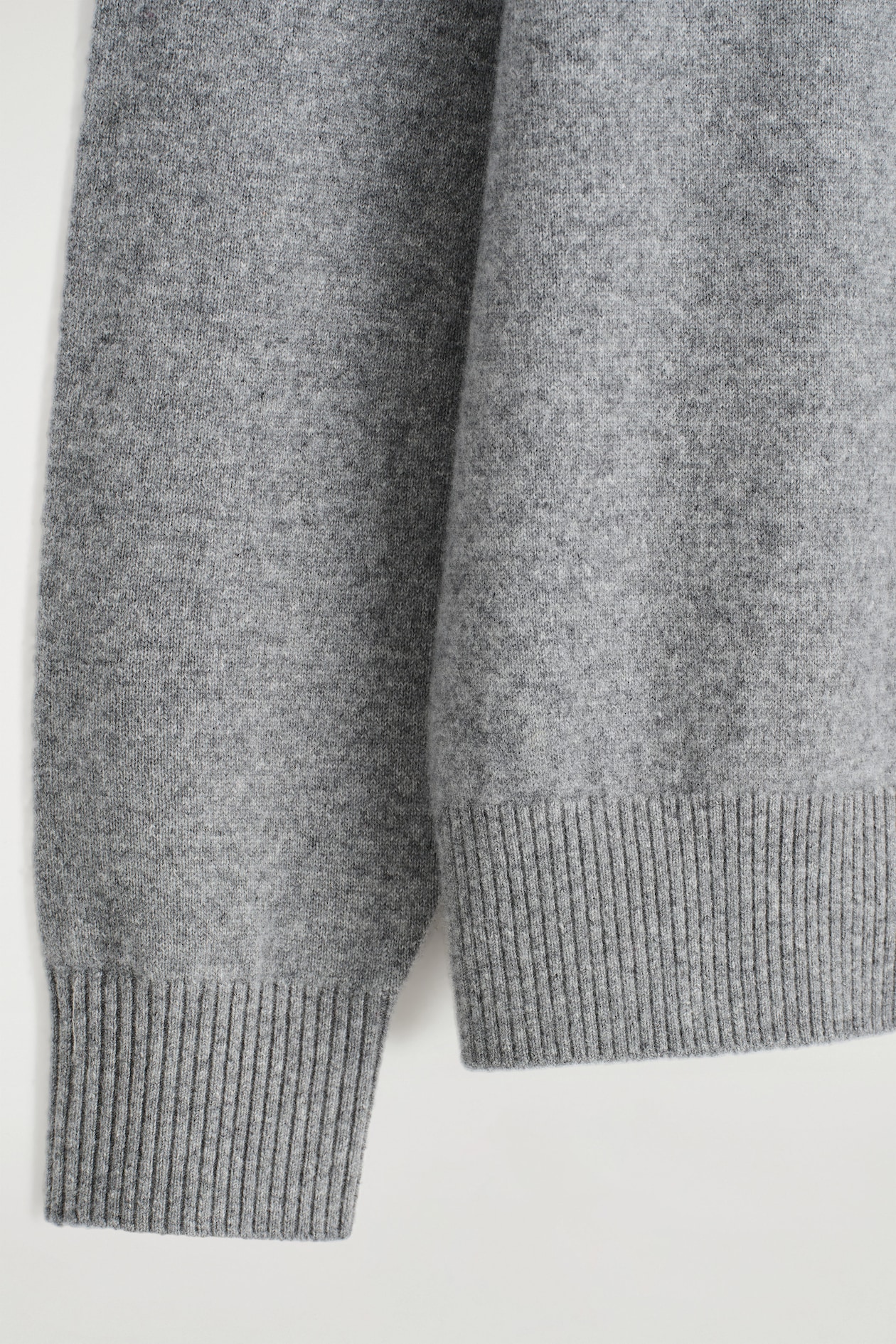 SEAMLESS PURE CASHMERE CREW-NECK SWEATER — GRAY
