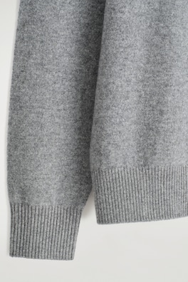 SEAMLESS PURE CASHMERE CREW-NECK SWEATER — GRAY 2