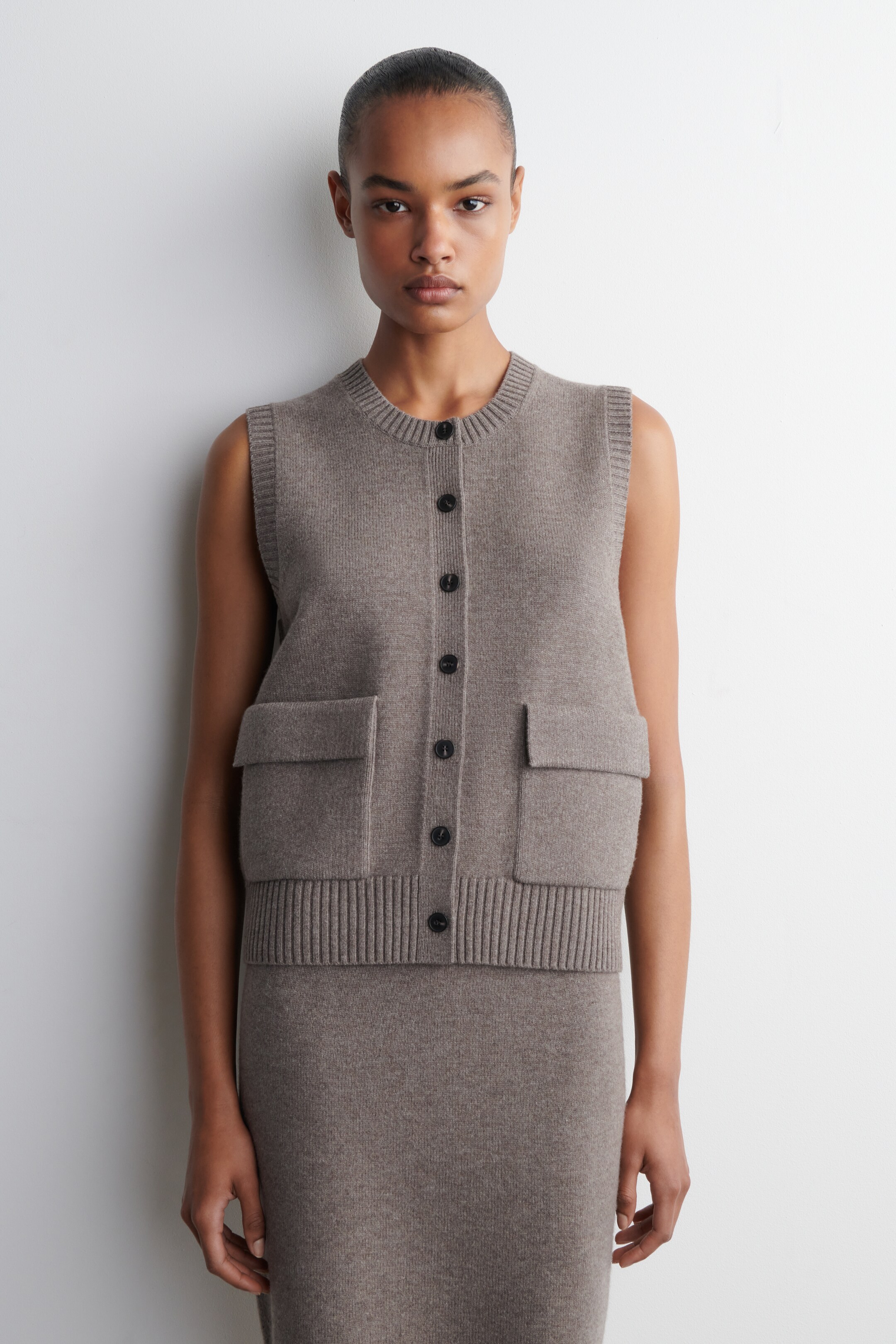 Visualizza immagine più grande: GILET IN LANA MERINO CON BOTTONI - MARRONE - DONNA | H&M IT 1