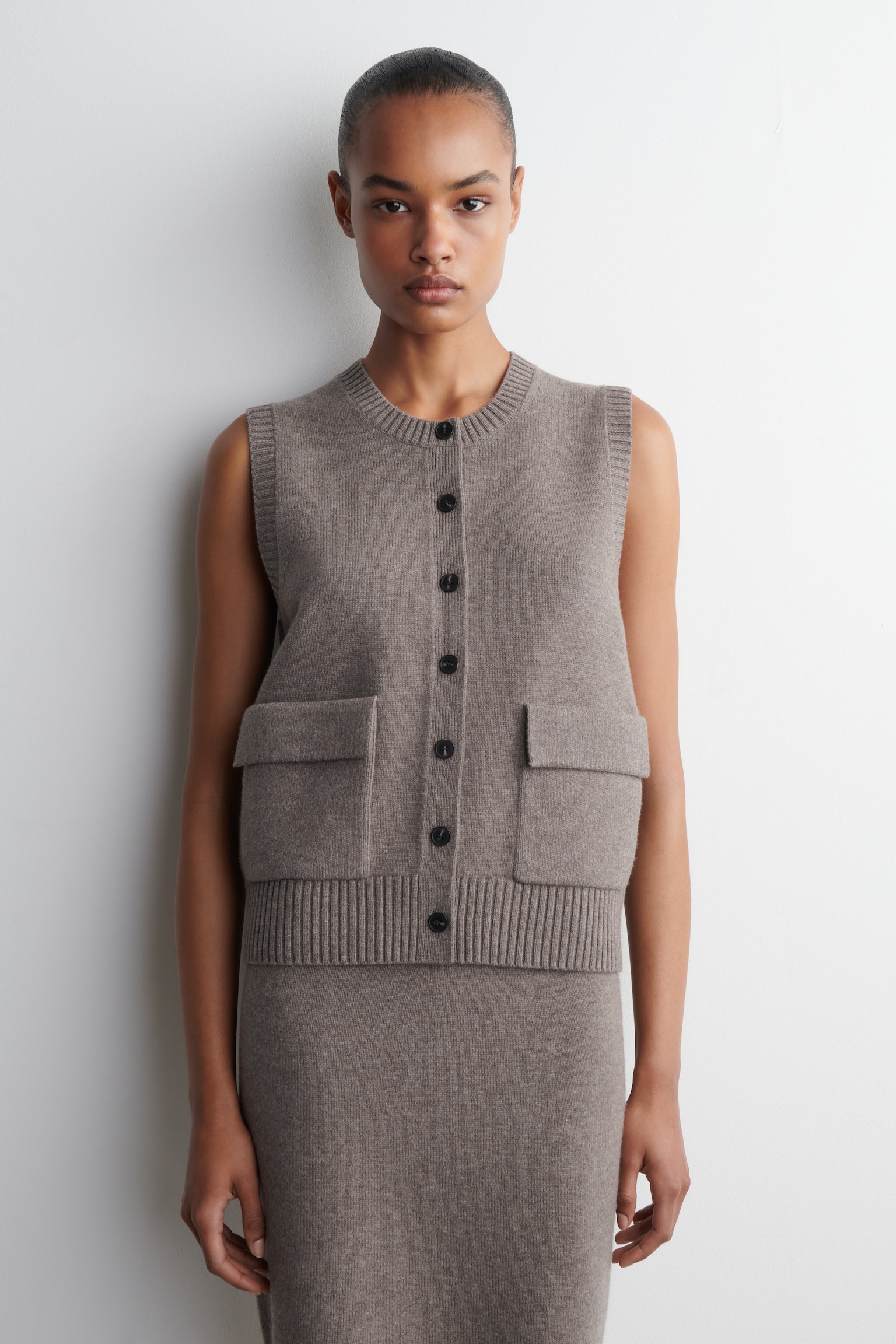 GILET IN LANA MERINO CON BOTTONI - MARRONE - 1