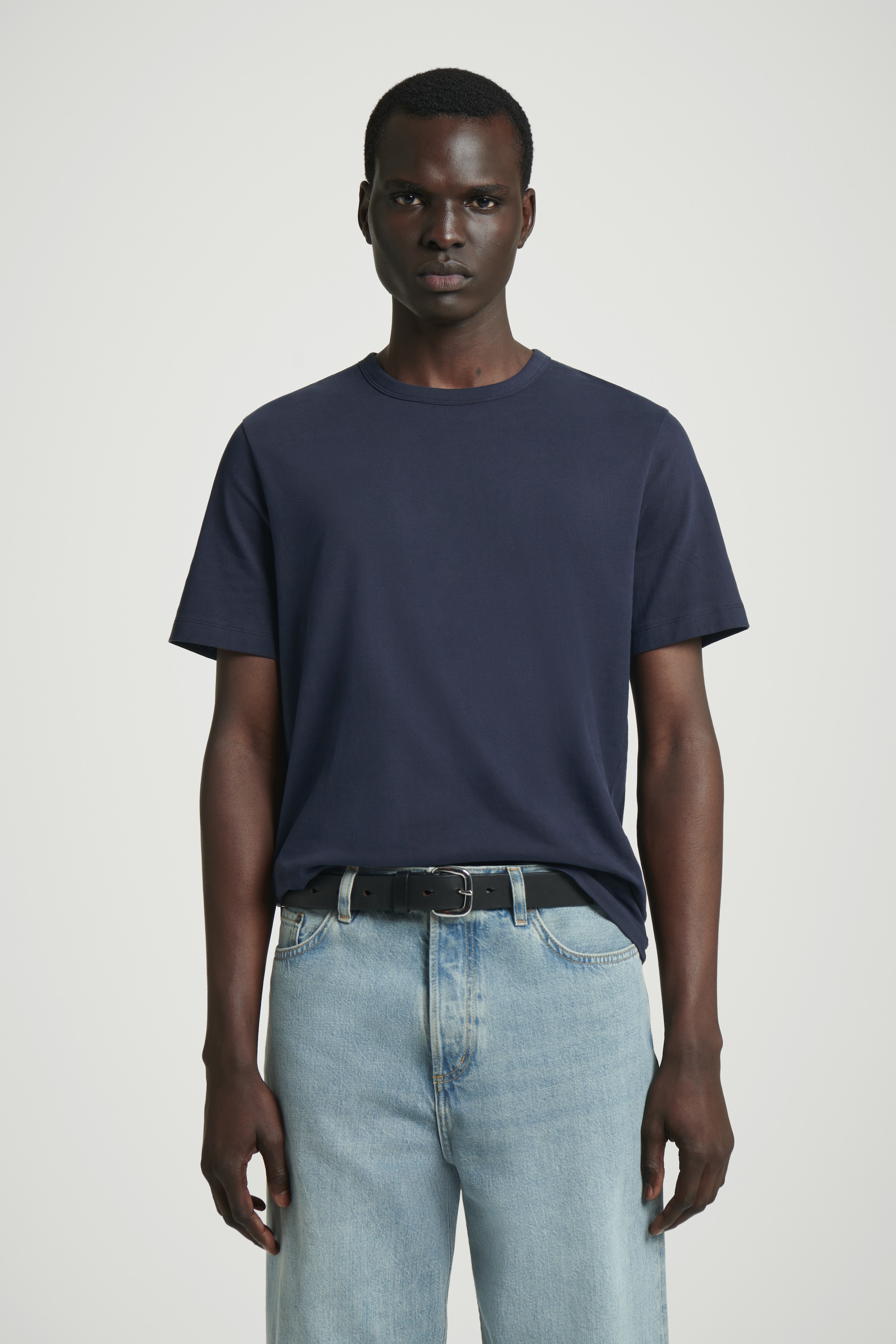 Größeres Bild ansehen: T-SHIRT AUS GEBÜRSTETER BAUMWOLLE - Navyblau - Men | H&M DE 1