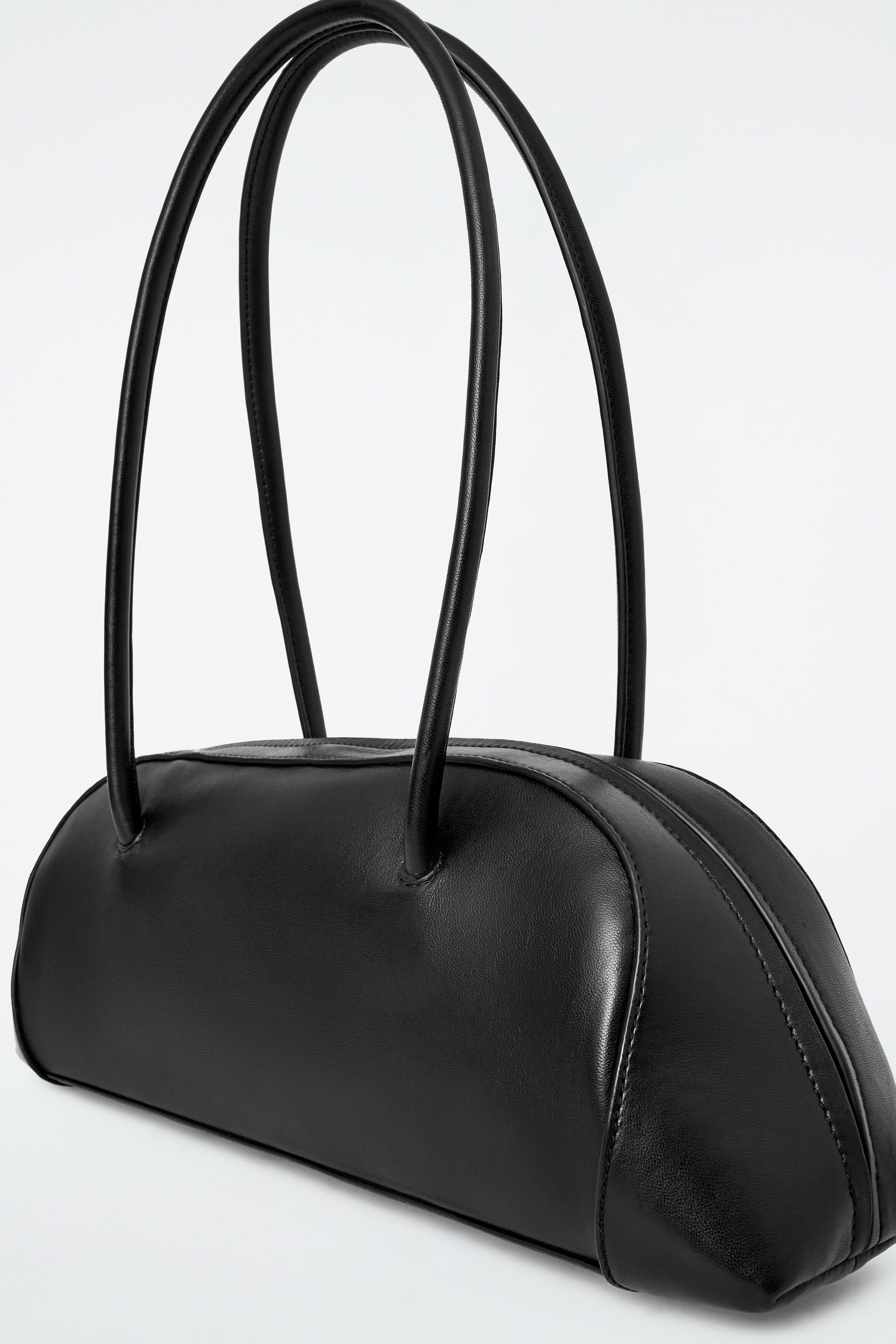 EASTSIDE BOWLING BAG - LEATHER - BLACK | COS