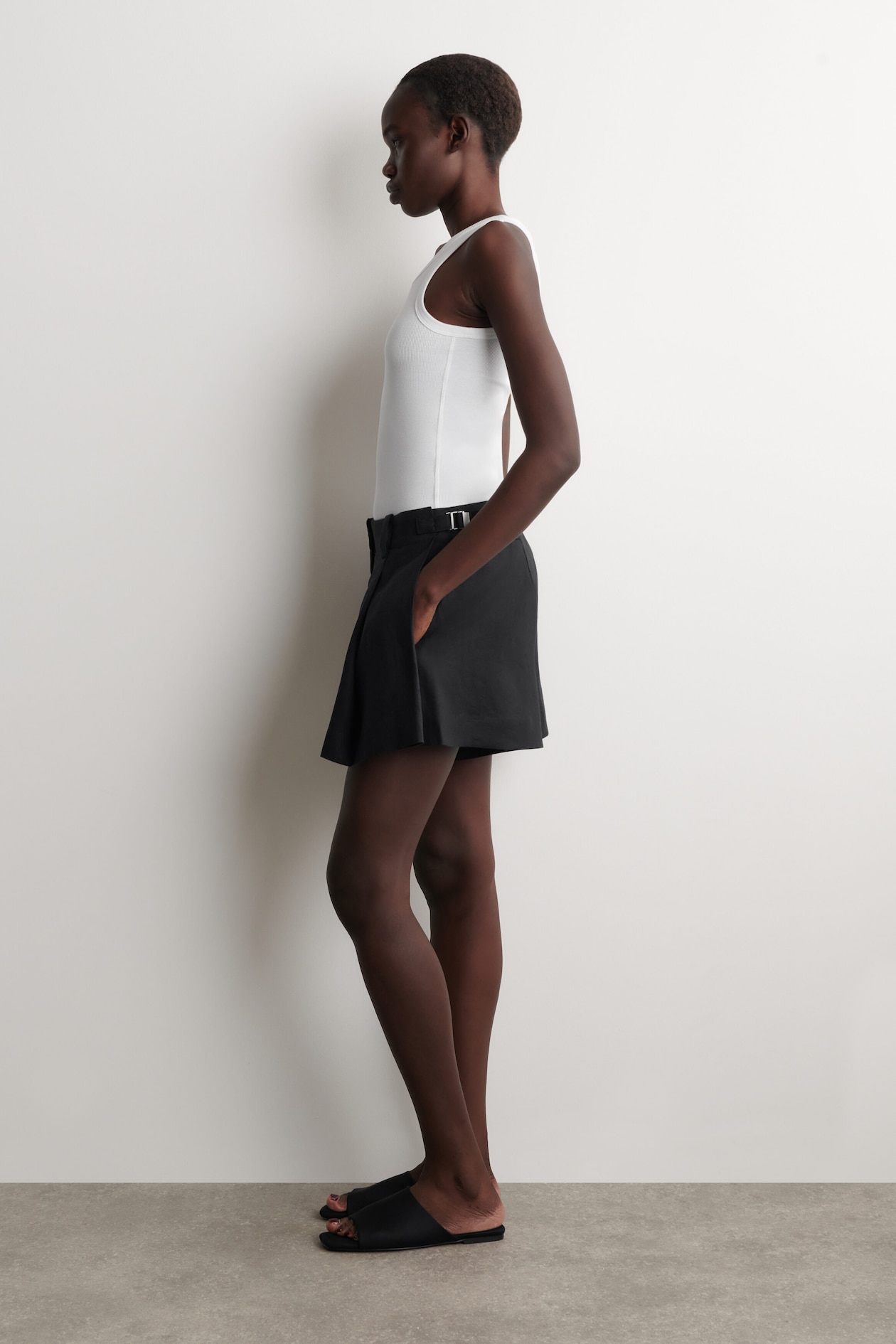 PLEATED BELTED LINEN SHORTS — BLACK
