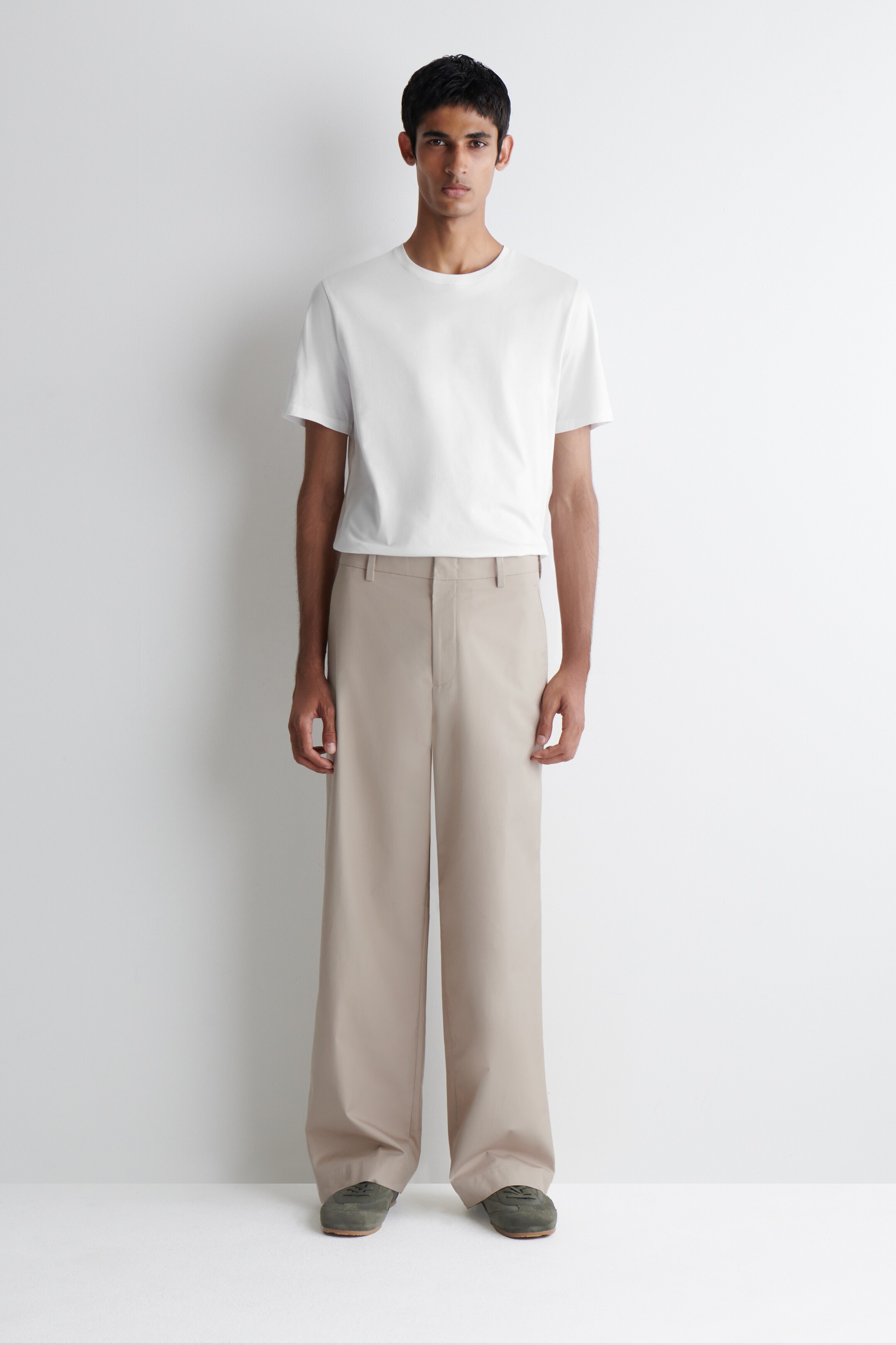 Visualizza immagine più grande: SNEAKERS MINIMAL IN PELLE SCAMOSCIATA - GRIGIO - UOMO | H&M IT 1