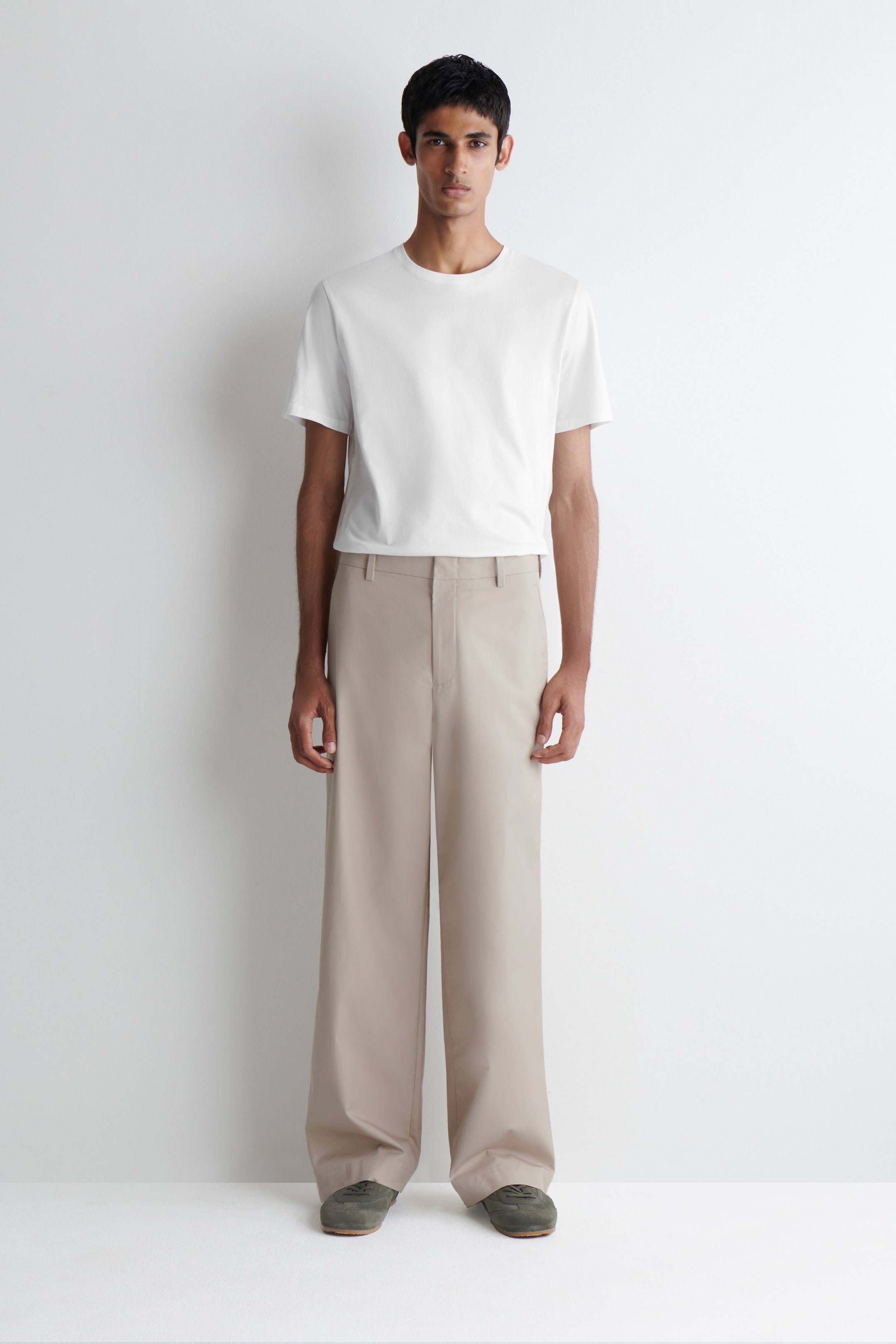 Zobraziť väčší obrázok: Minimalistické semišové tenisky - SIVÁ - MUŽI | H&M SK 1