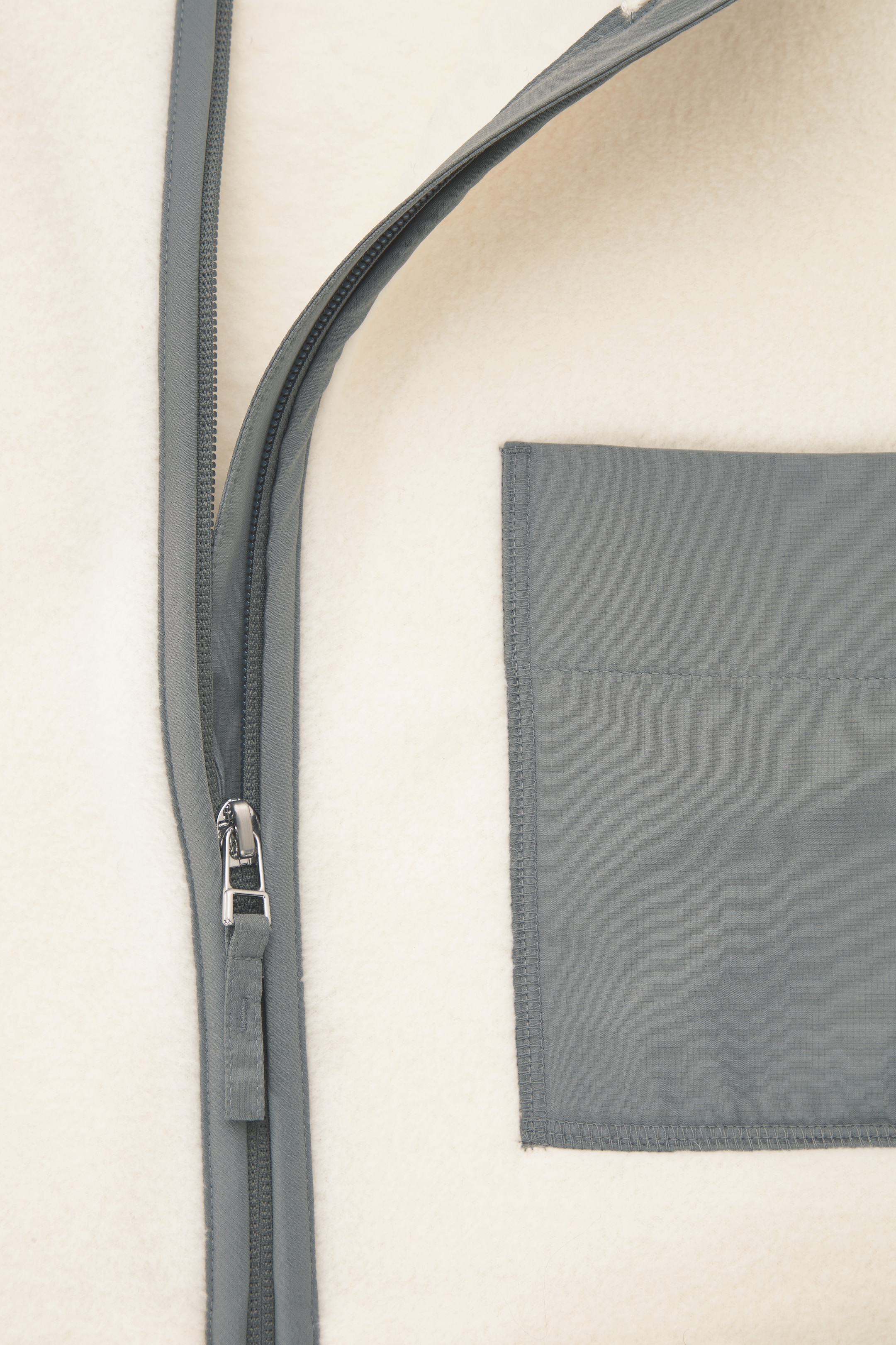 Grotere afbeelding bekijken: RELAXED-FIT RIPSTOP-TRIMMED FLEECE JACKET - CREAM / GREY - HEREN | H&M NL 2