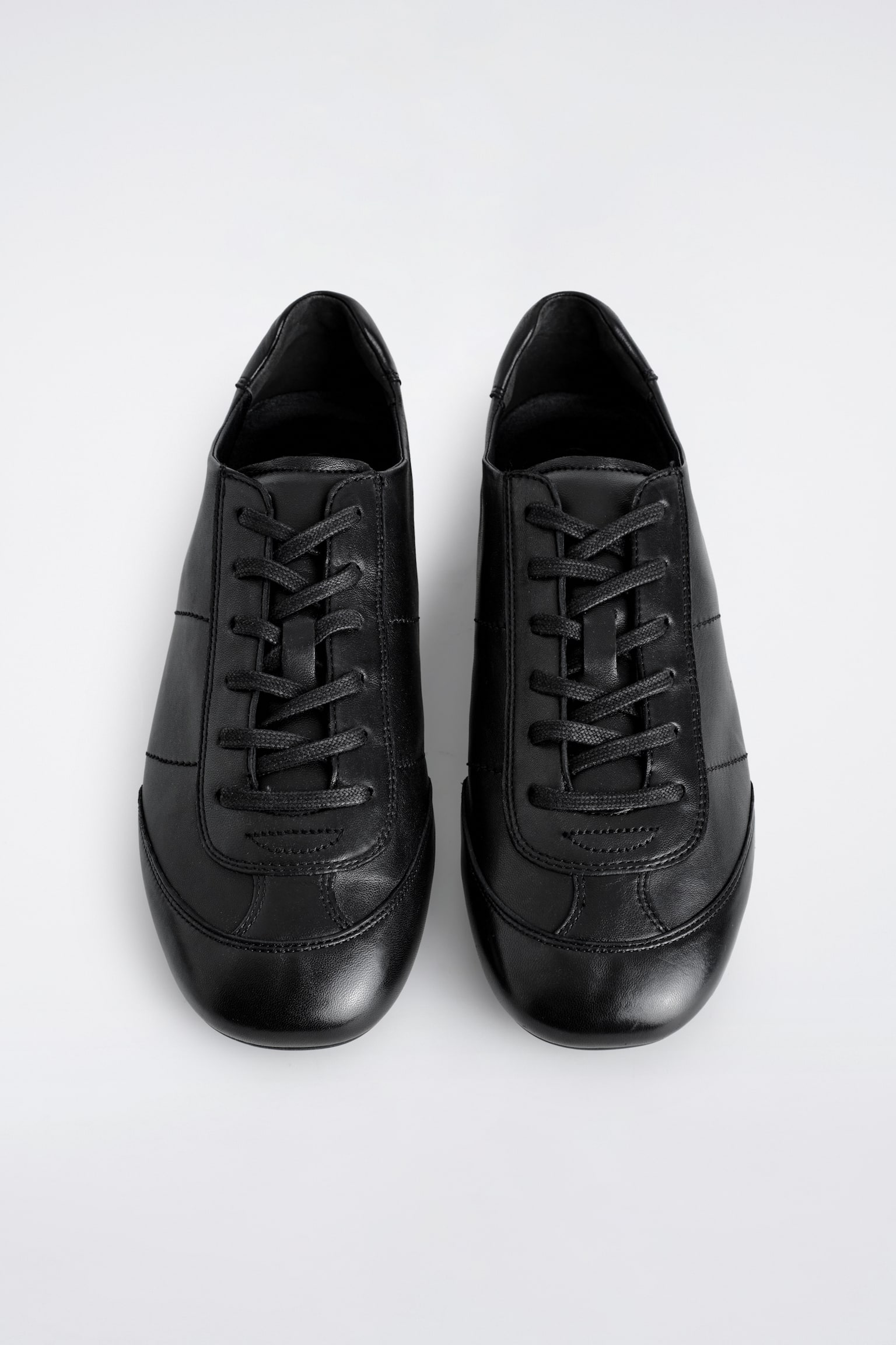 MINIMALA SNEAKERS I LÄDER - SVART/LJUSBEIGE - 3