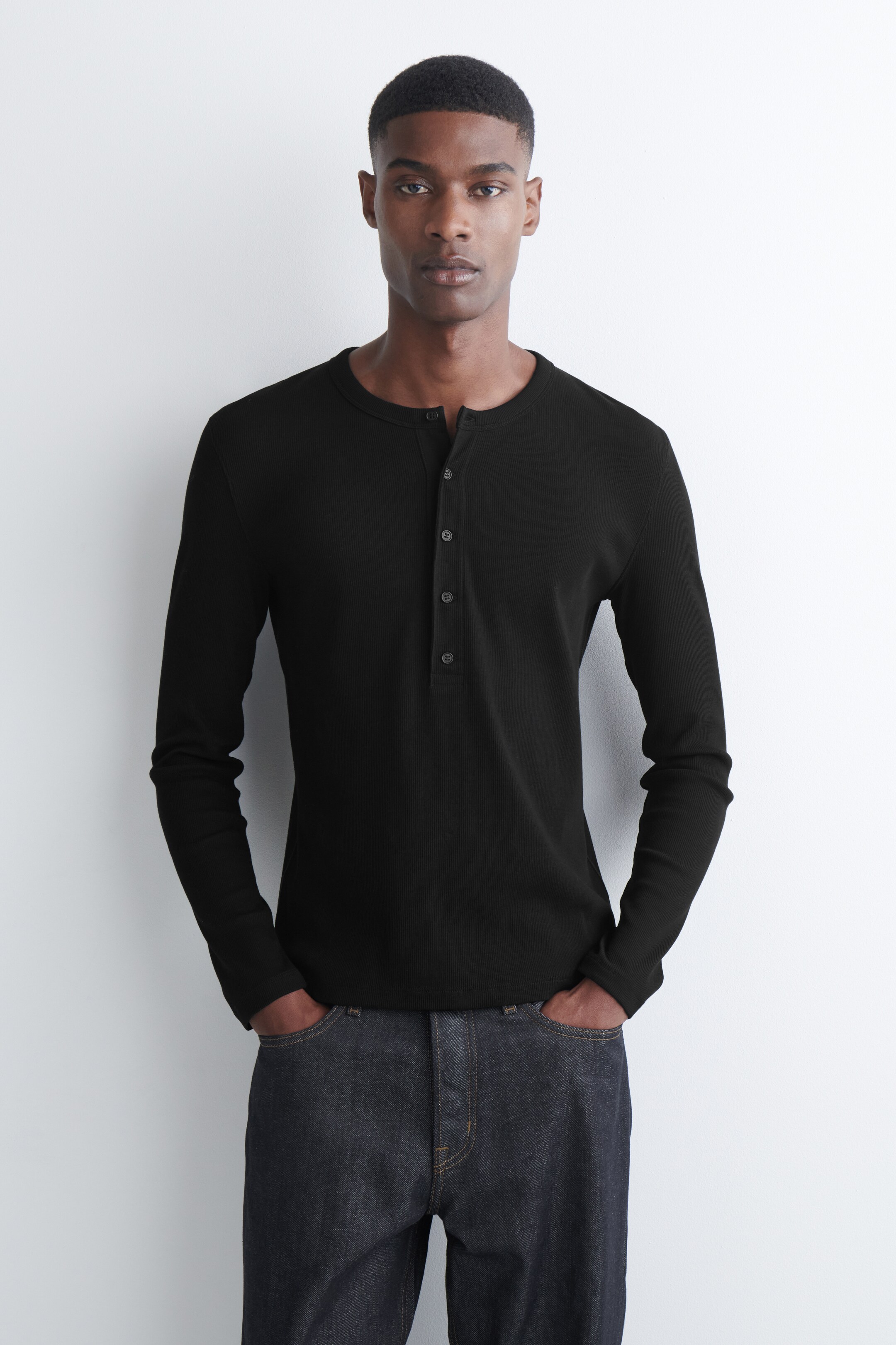 Größeres Bild ansehen: SCHMALES, GERIPPTES LANGARMSHIRT AUS BAUMWOLLE - SCHWARZ - Men | H&M DE 1