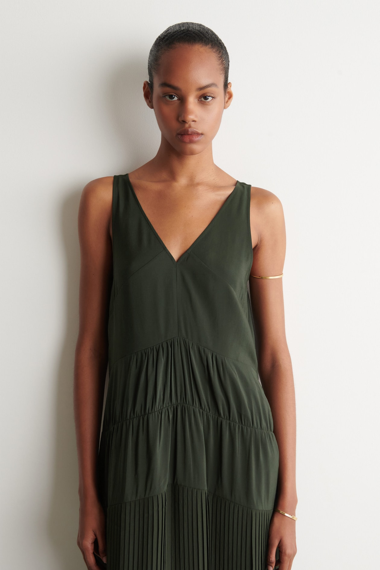 GATHERED PLEATED V-NECK MAXI DRESS — DARK GREEN