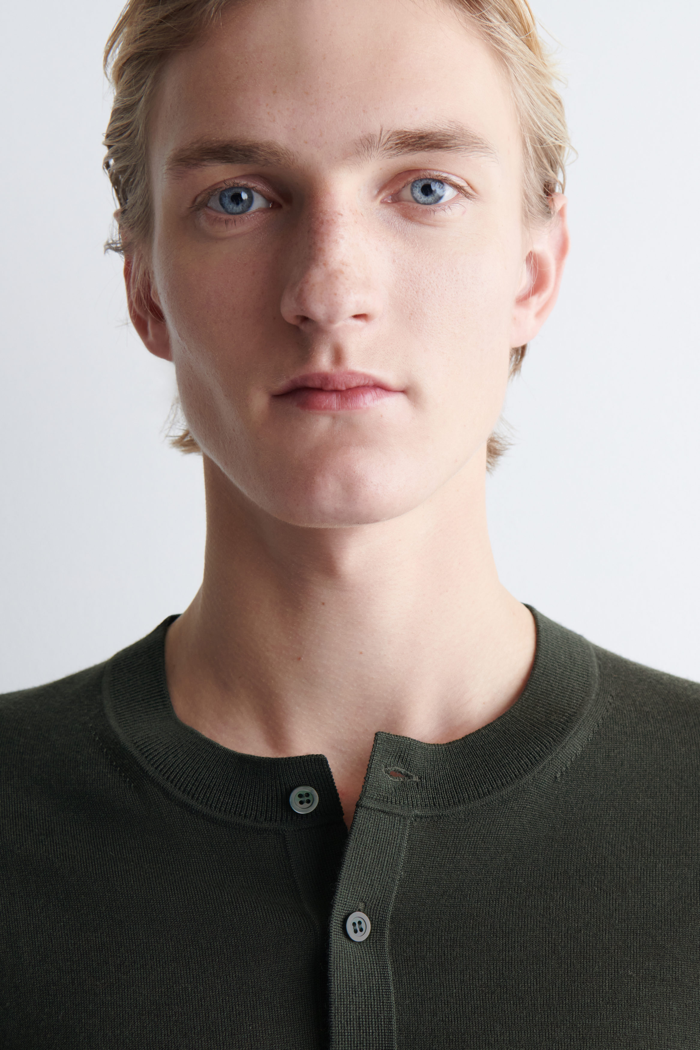 SLIM MERINO WOOL HENLEY TOP - DARK GREEN | COS GB