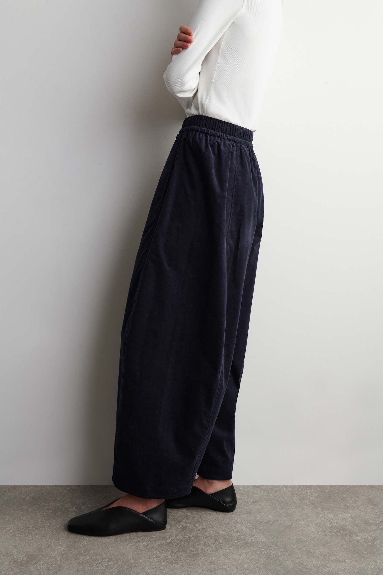 ELASTICATED CORDUROY BARREL-LEG TROUSERS — NAVY