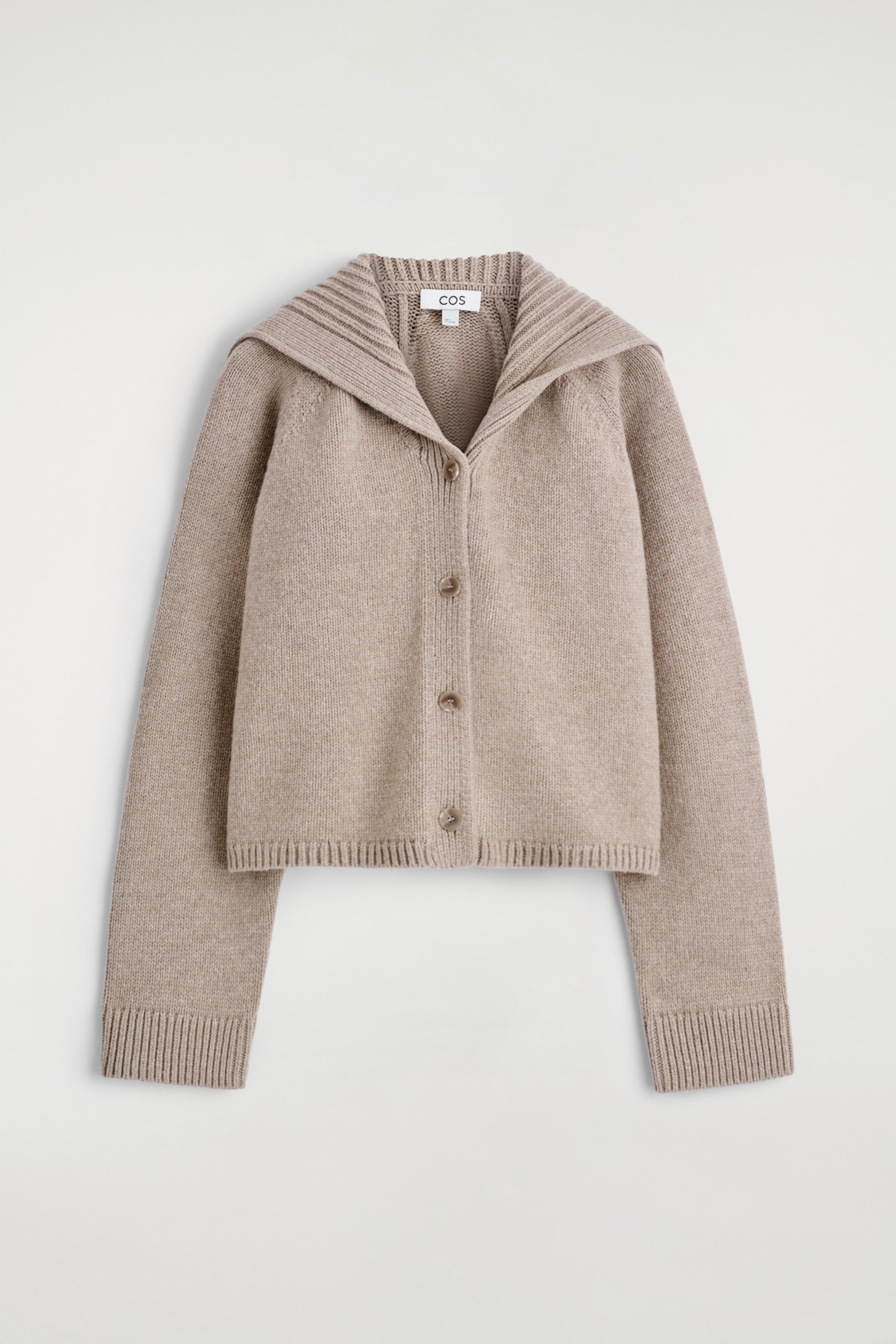 Visualizza immagine più grande: Un cardigan a forma squadrata in maglia mélange grigia è rivolto frontalmente, con un ampio colletto da marinaio a coste che si piega sopra le spalle. Presenta una chiusura frontale con quattro bottoni, maniche raglan lunghe e polsini e orlo a coste.