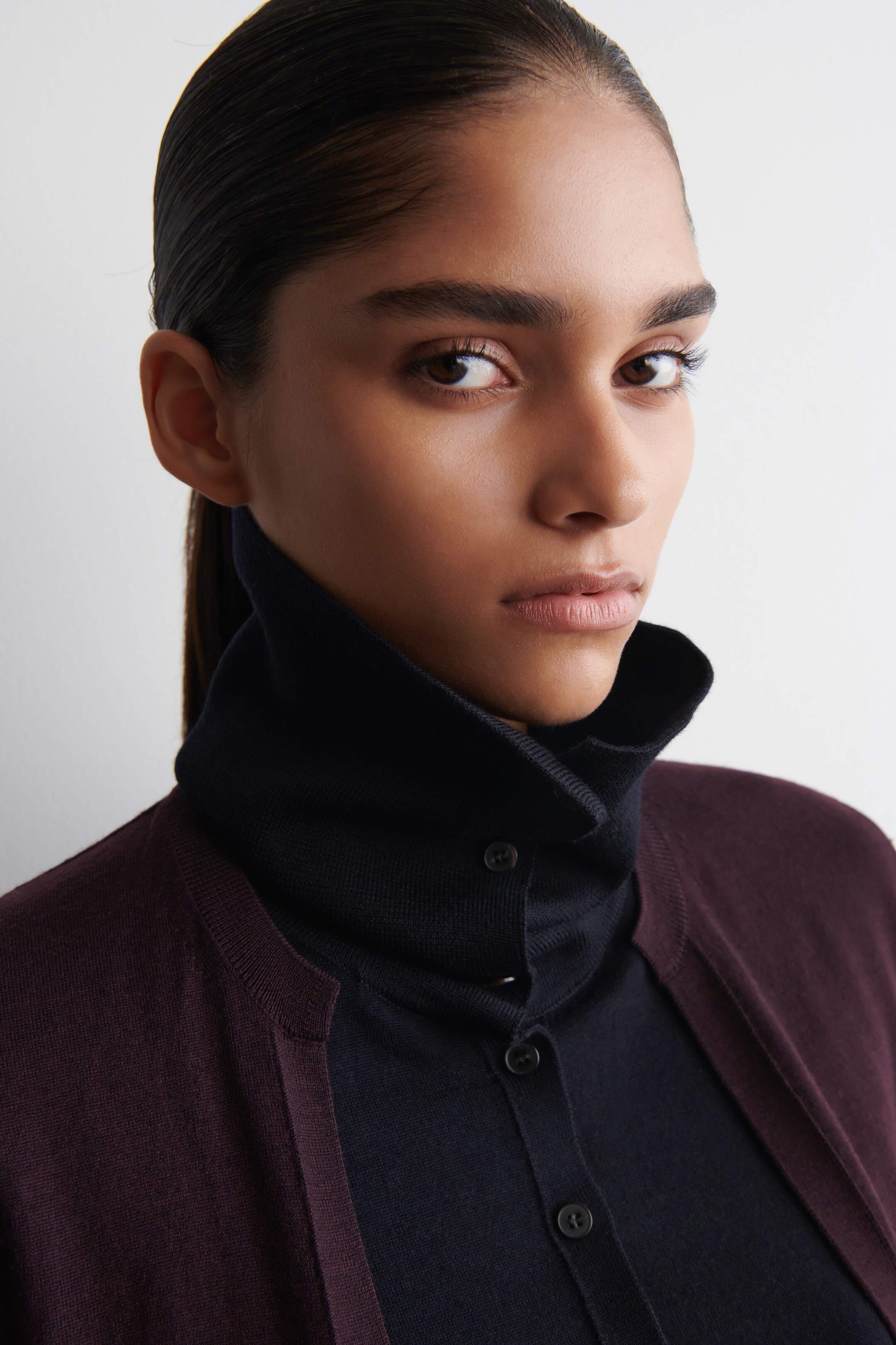 Ingrandisci l'immagine: LAYERED MERINO WOOL HIGH-NECK CARDIGAN - BORDEAUX / NAVY - DONNA | H&M CH 5