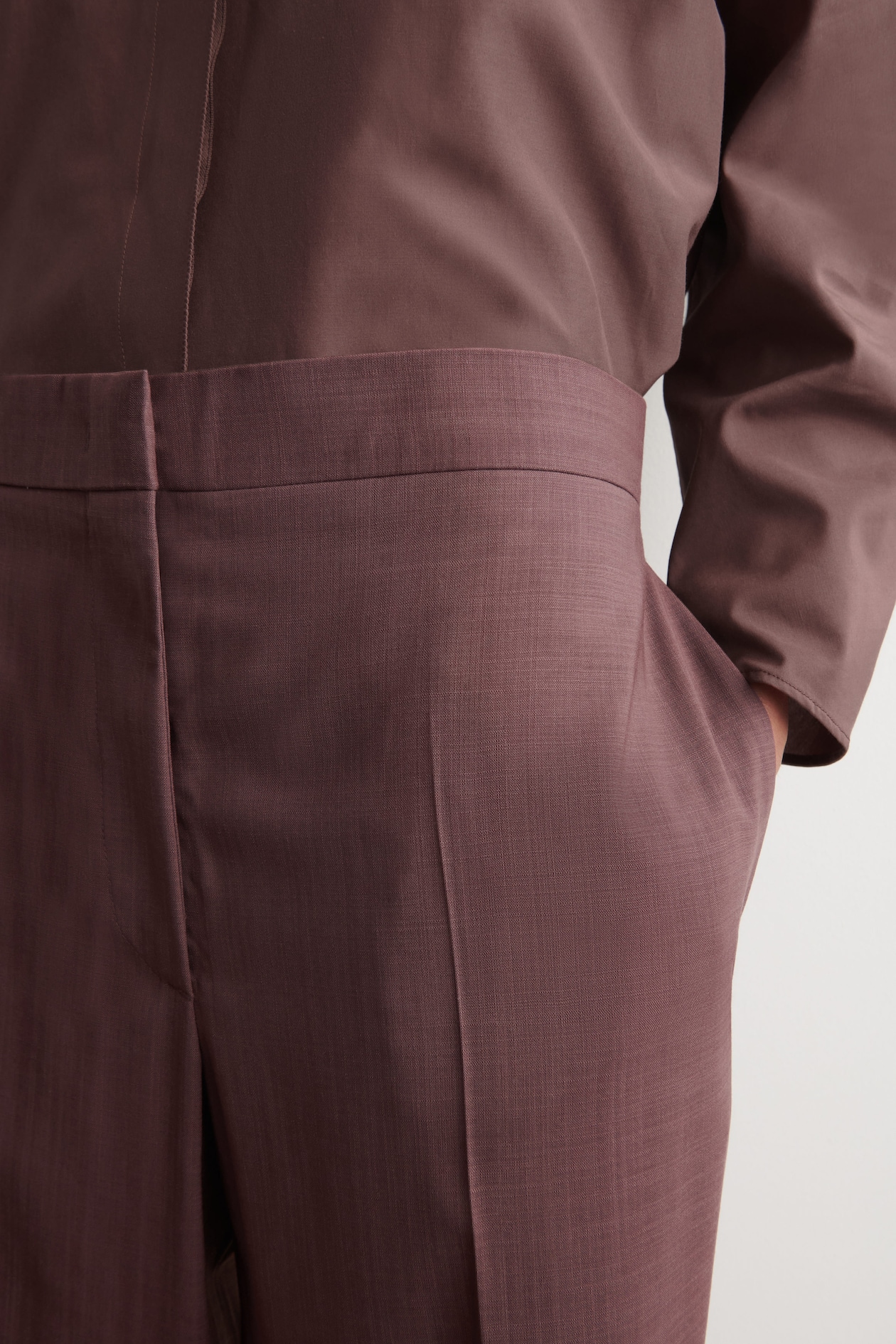 TAILORED WOOL STRAIGHT-LEG PANTS — MAHOGANY