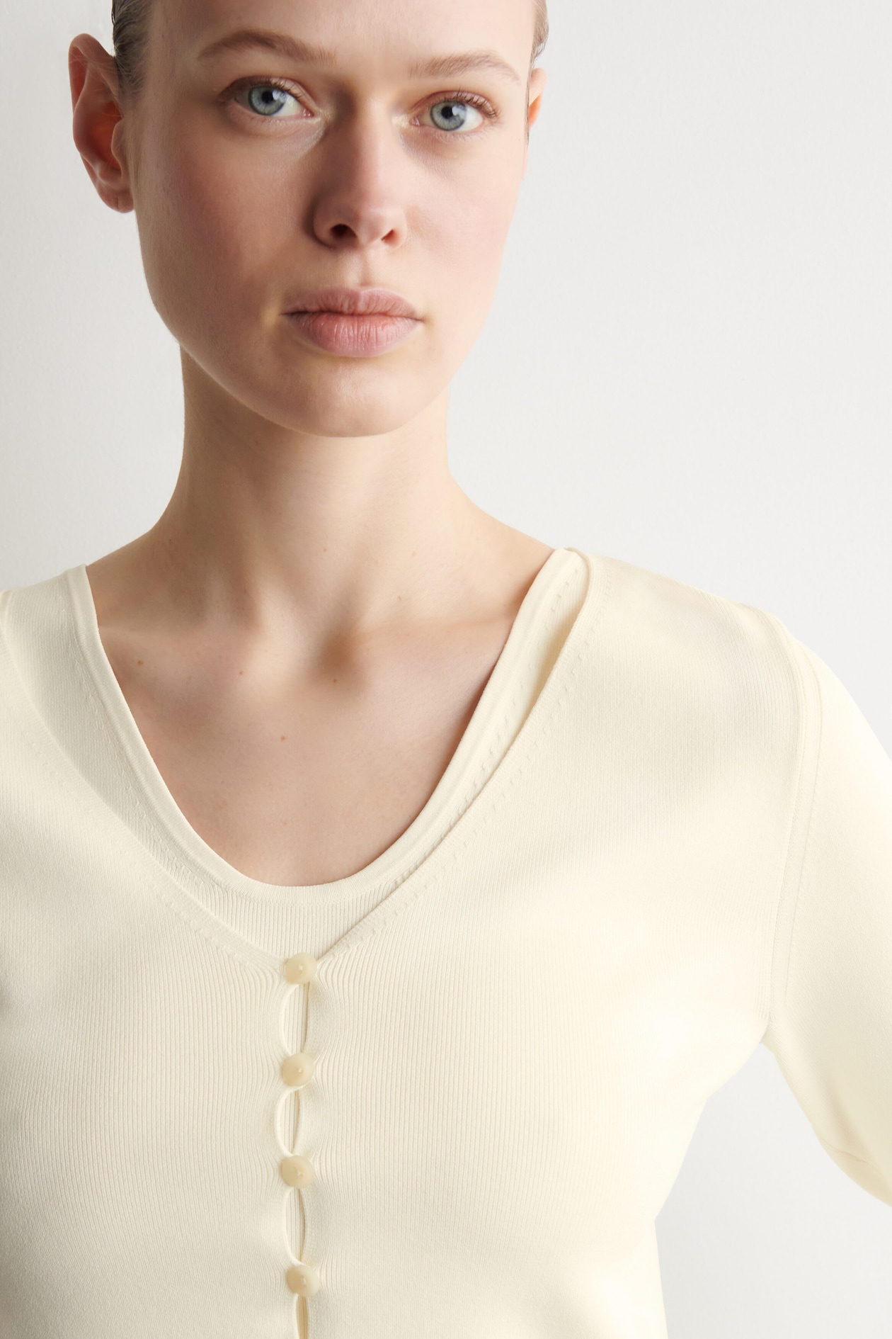 MINIMAL KNITTED V-NECK CARDIGAN — IVORY