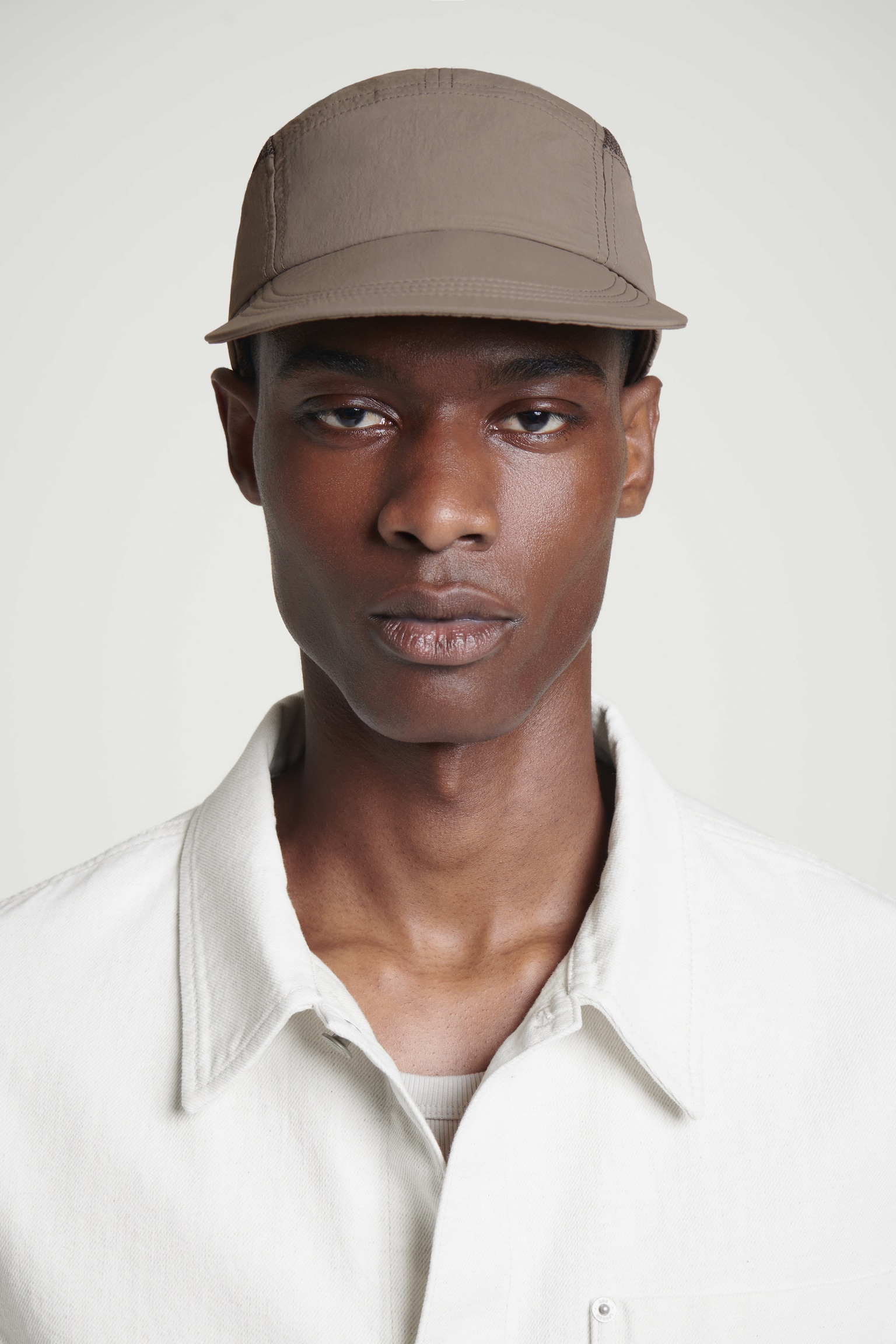 CASQUETTE EN NYLON À PANNEAUX EN MESH - TAUPE/NOIR