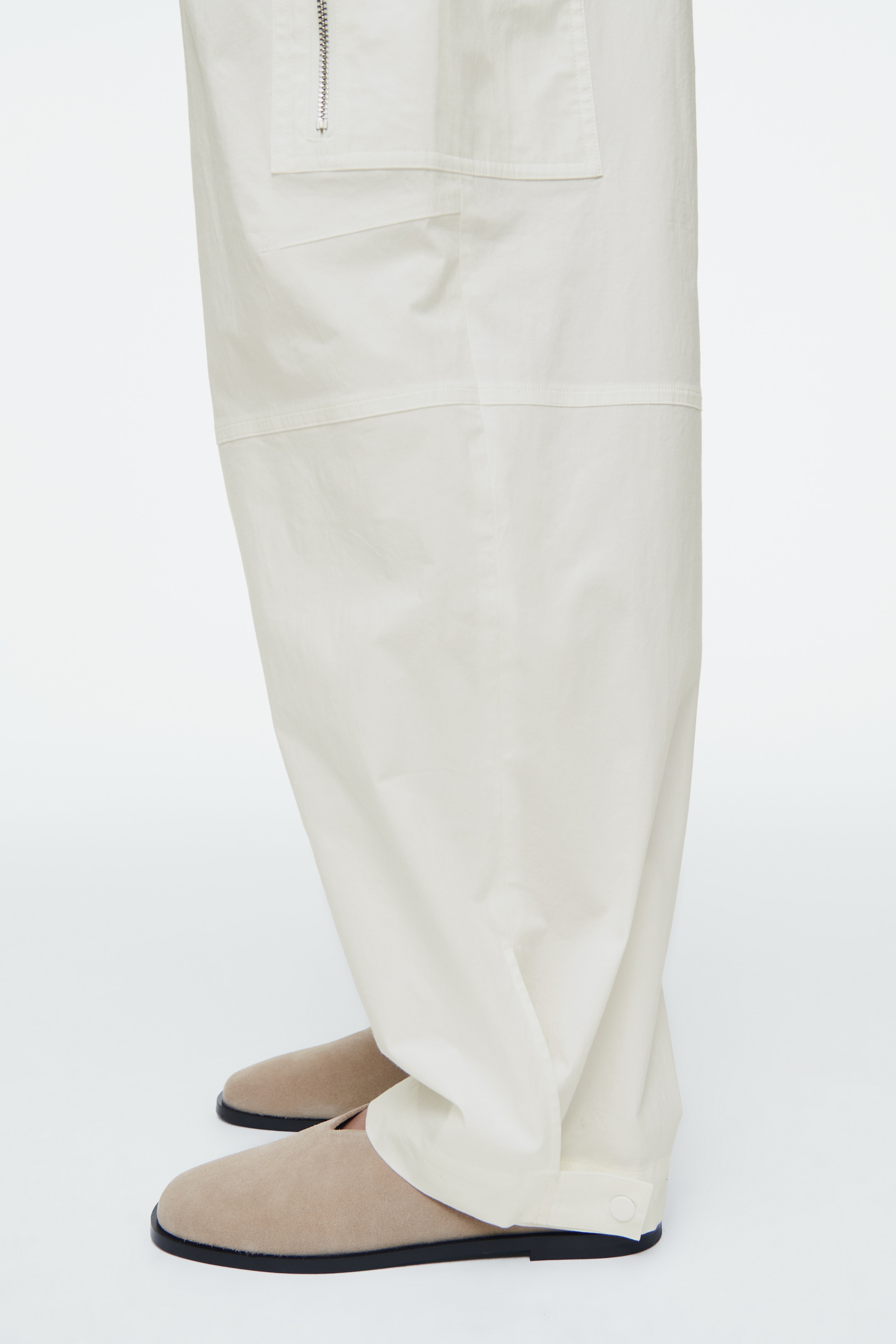 Visa större bild: UTILITY CARGOBYXOR MED BARREL-LEGS - OFF-WHITE - DAM | H&M SE 2