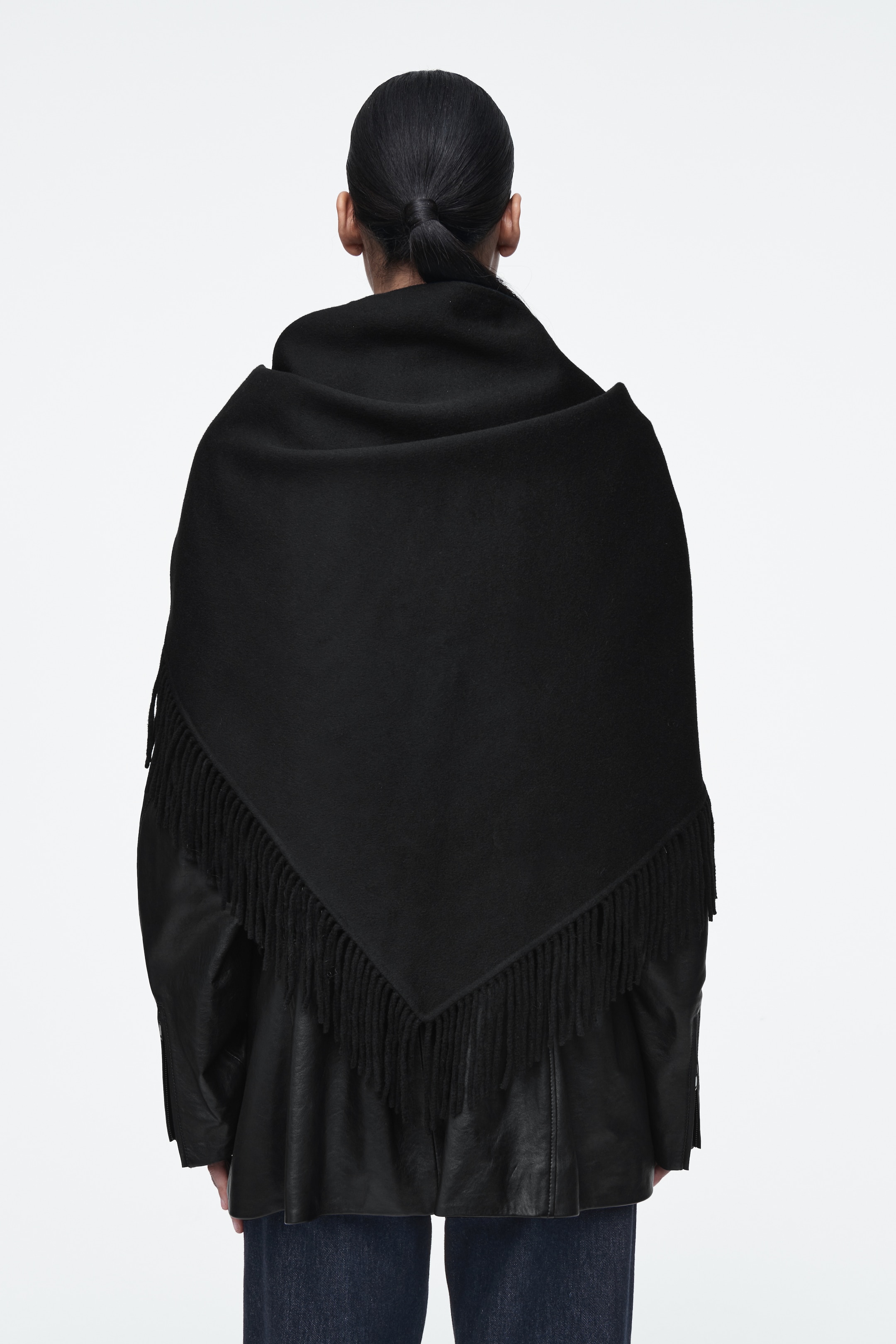 Größeres Bild ansehen: DREIECKSTUCH AUS MERINOWOLLE MIT FRANSEN - SCHWARZ - Ladies | H&M DE 2