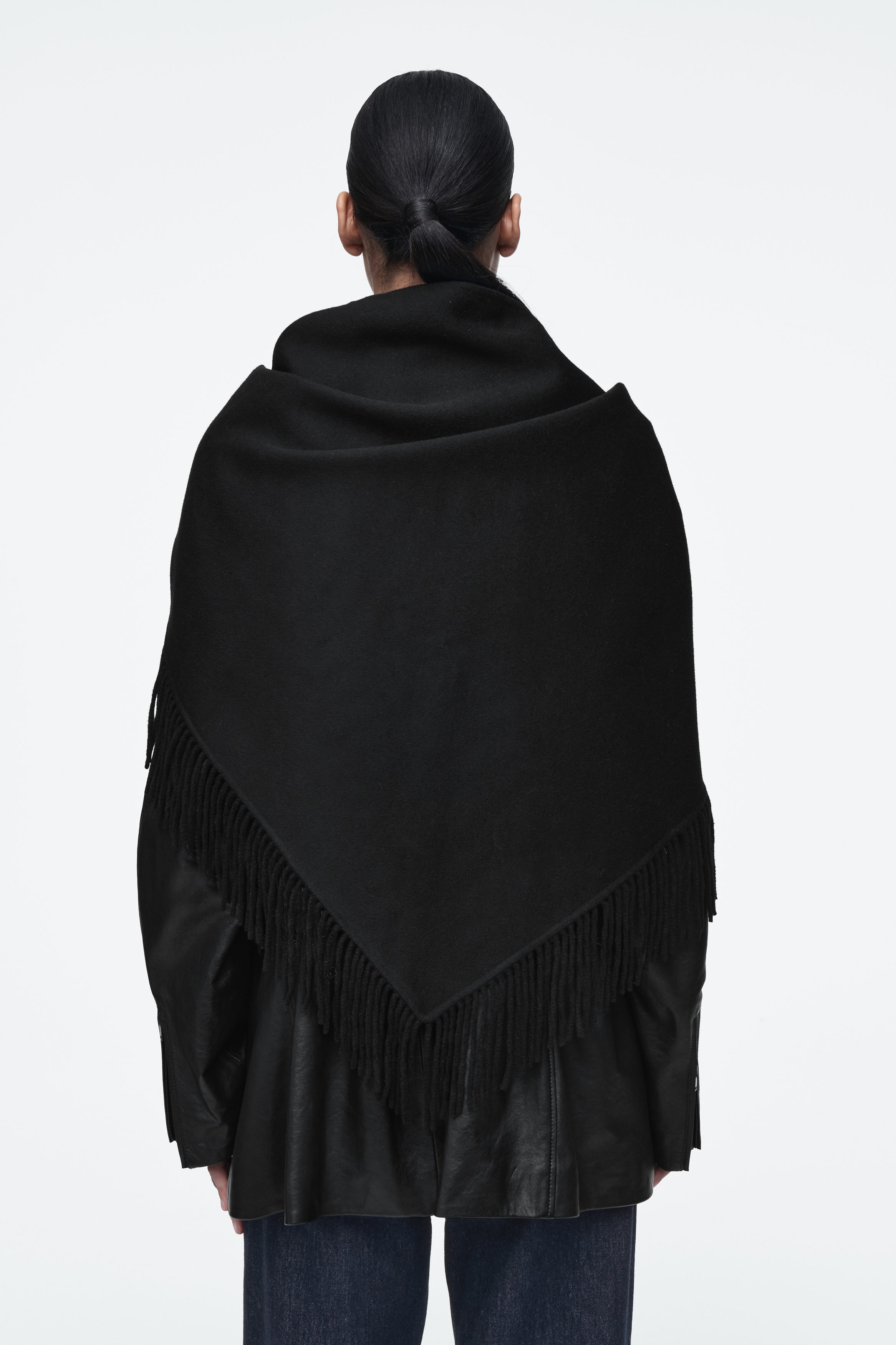 CHUSTA Z WEŁNĄ MERINO ZWIEŃCZONA FRĘDZLAMI - CZARNY | COS