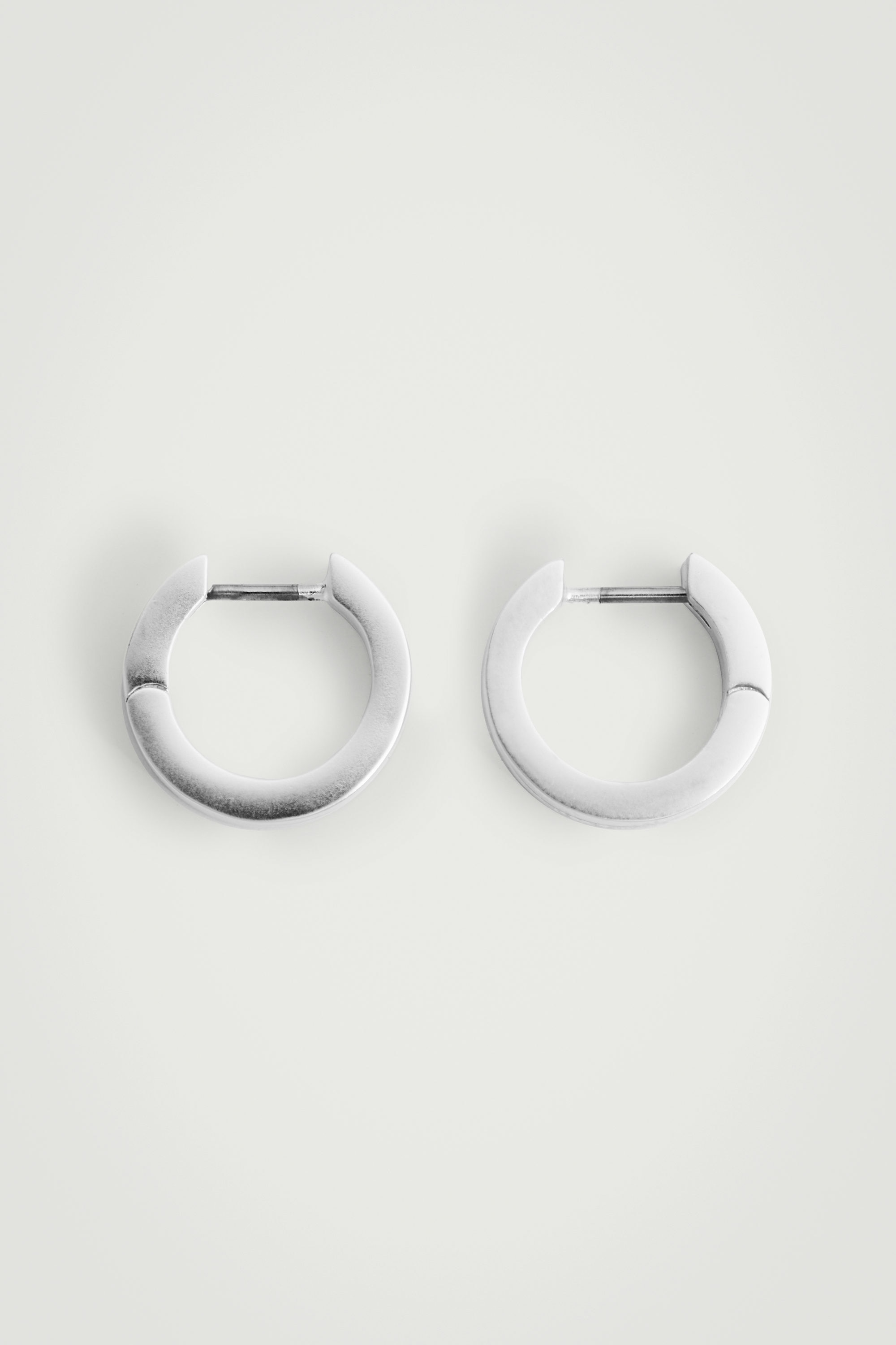HUGGIE HOOP EARRINGS - SILVER | COS