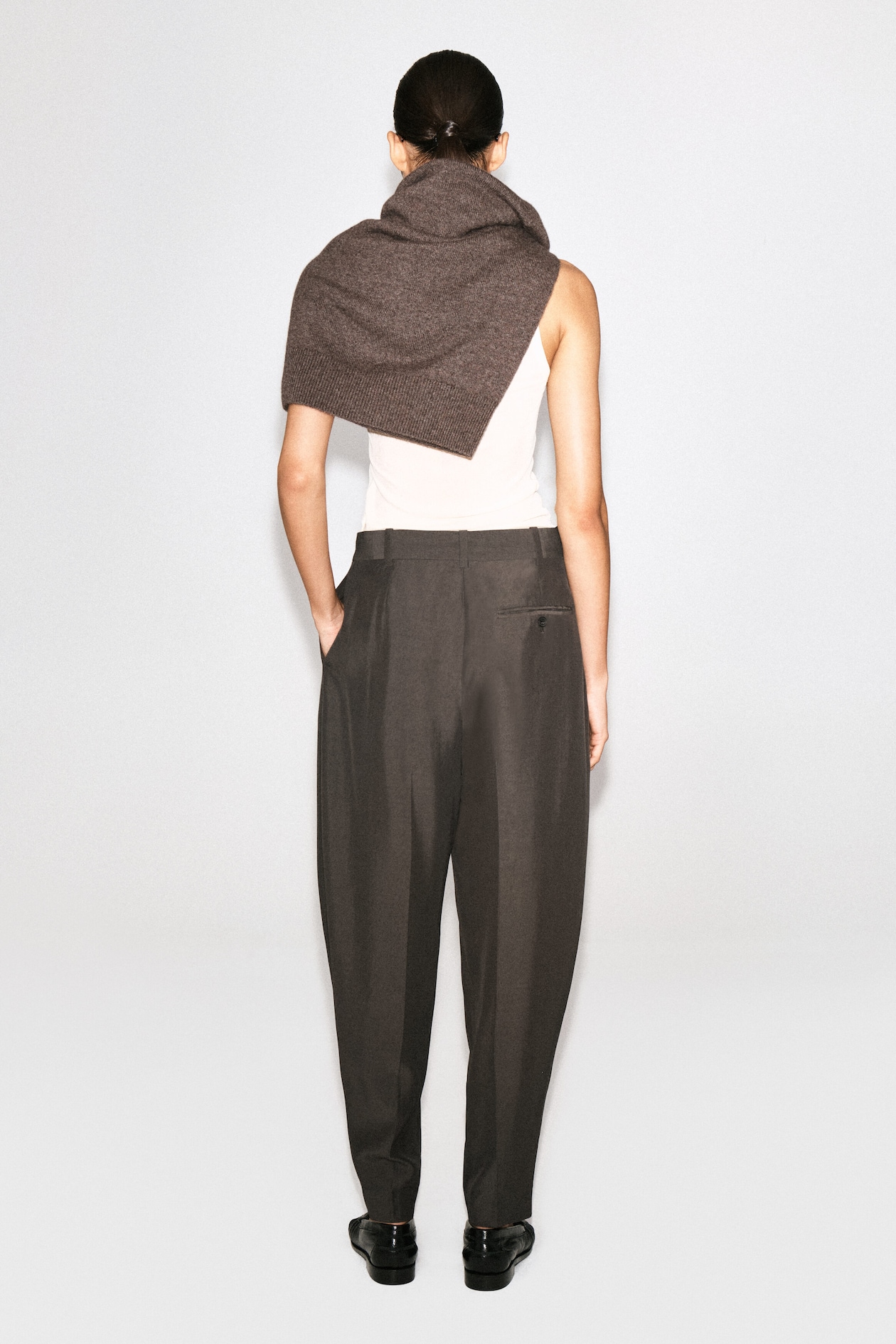 PLEATED BALLOON-LEG PANTS — BROWN