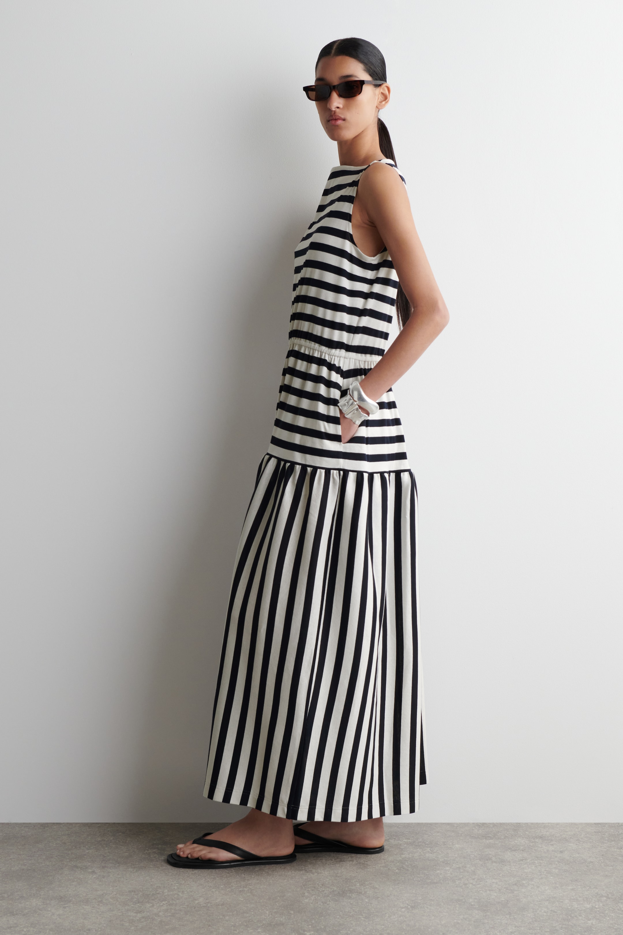 Grotere afbeelding bekijken: boot-hals geraffineerde midi-jurk - MARINE / WIT / GESTREEPT - DAMES | H&M NL 3