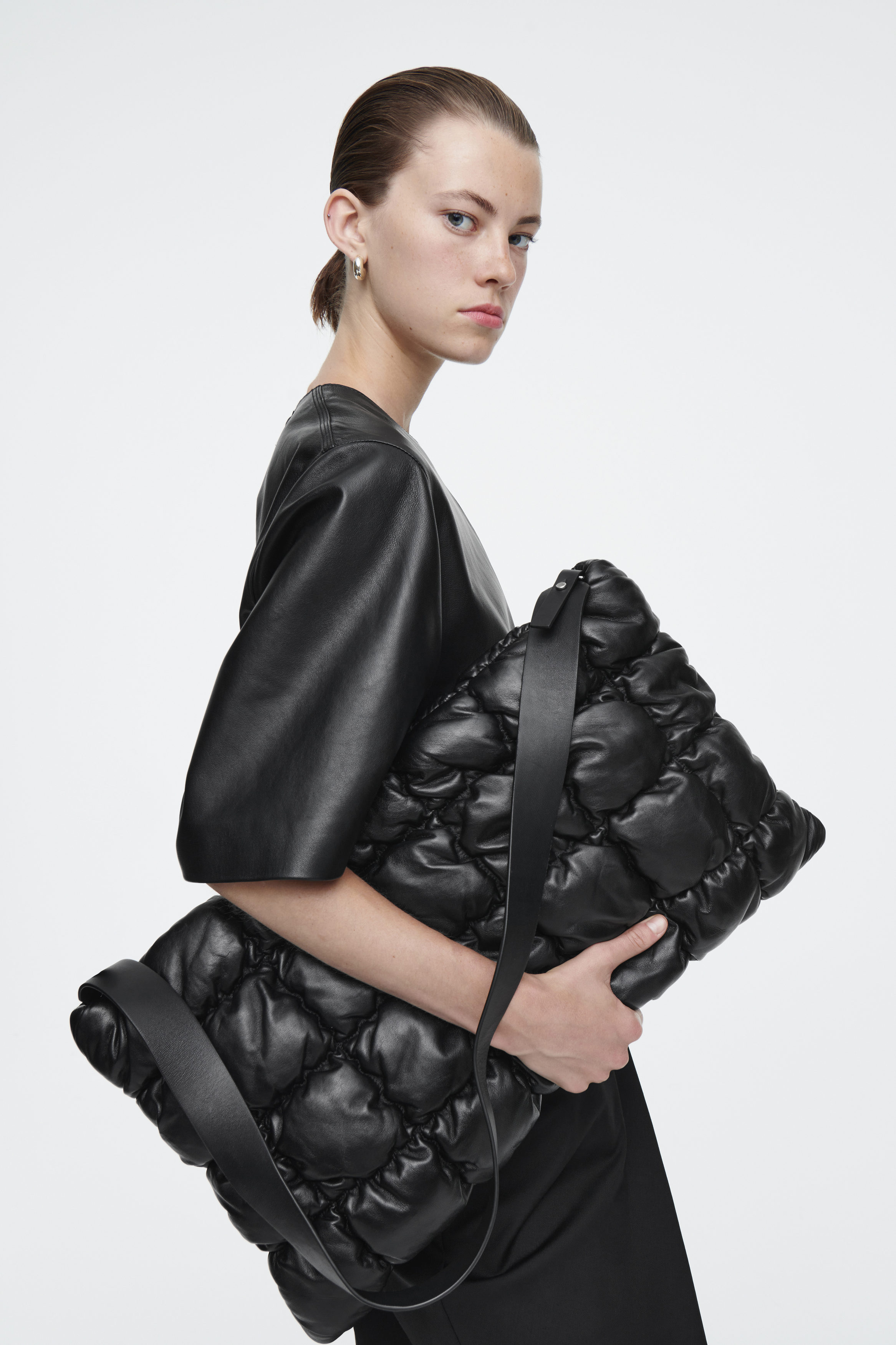 【COS】PILLOW QUILTED CLUTCH レザー クラッチバッグ 6021_6fb8ec86ab.jpg