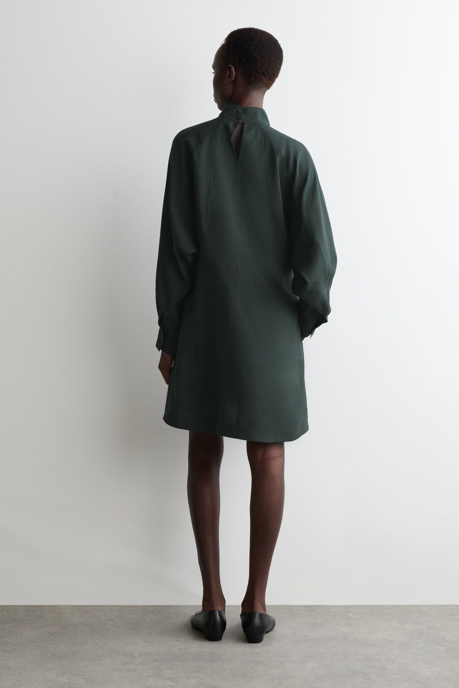 VESTIDO CORTO CON MANGAS DE MURCIÉLAGO - NEGRO - 3