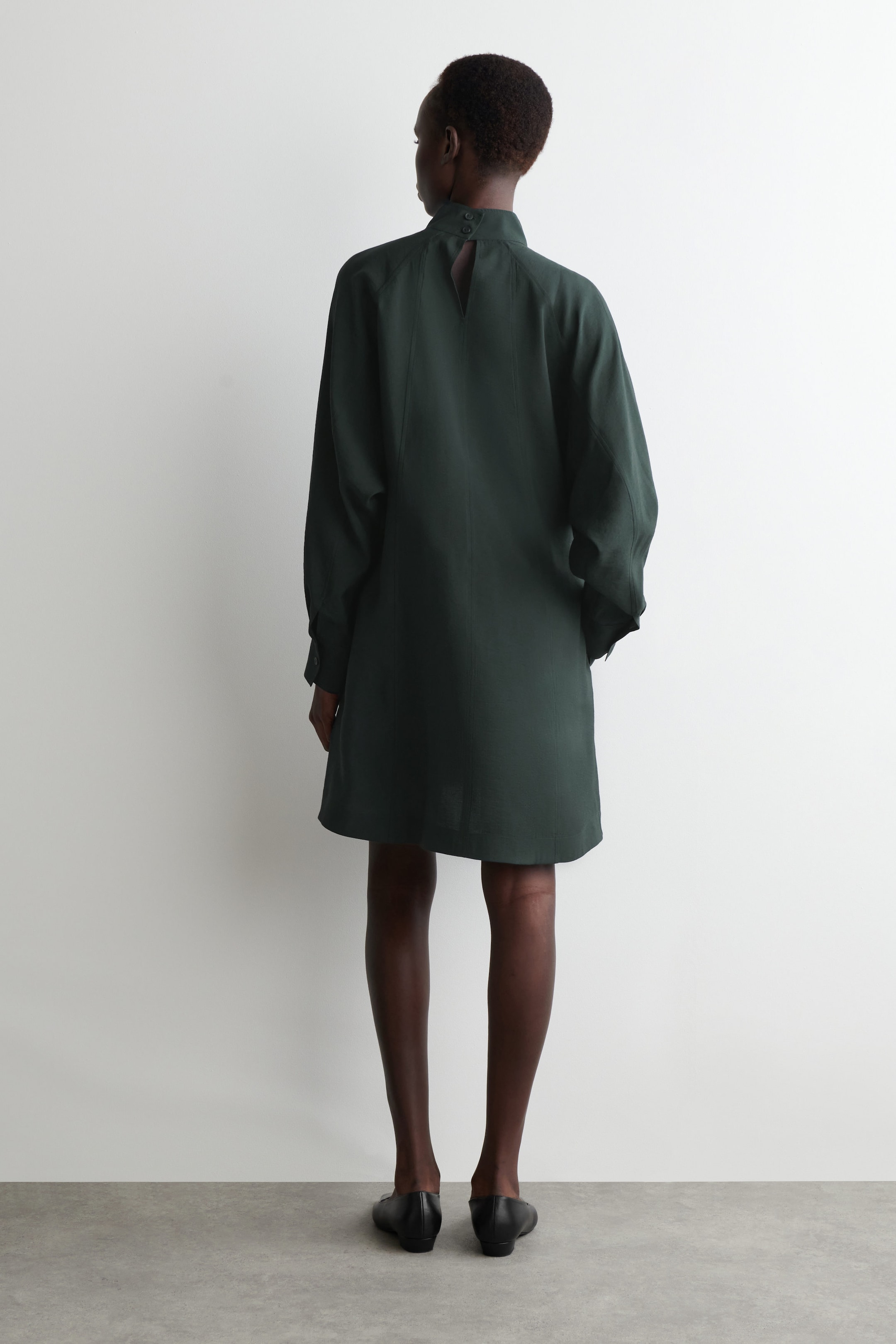 VESTIDO CORTO CON MANGAS DE MURCIÉLAGO