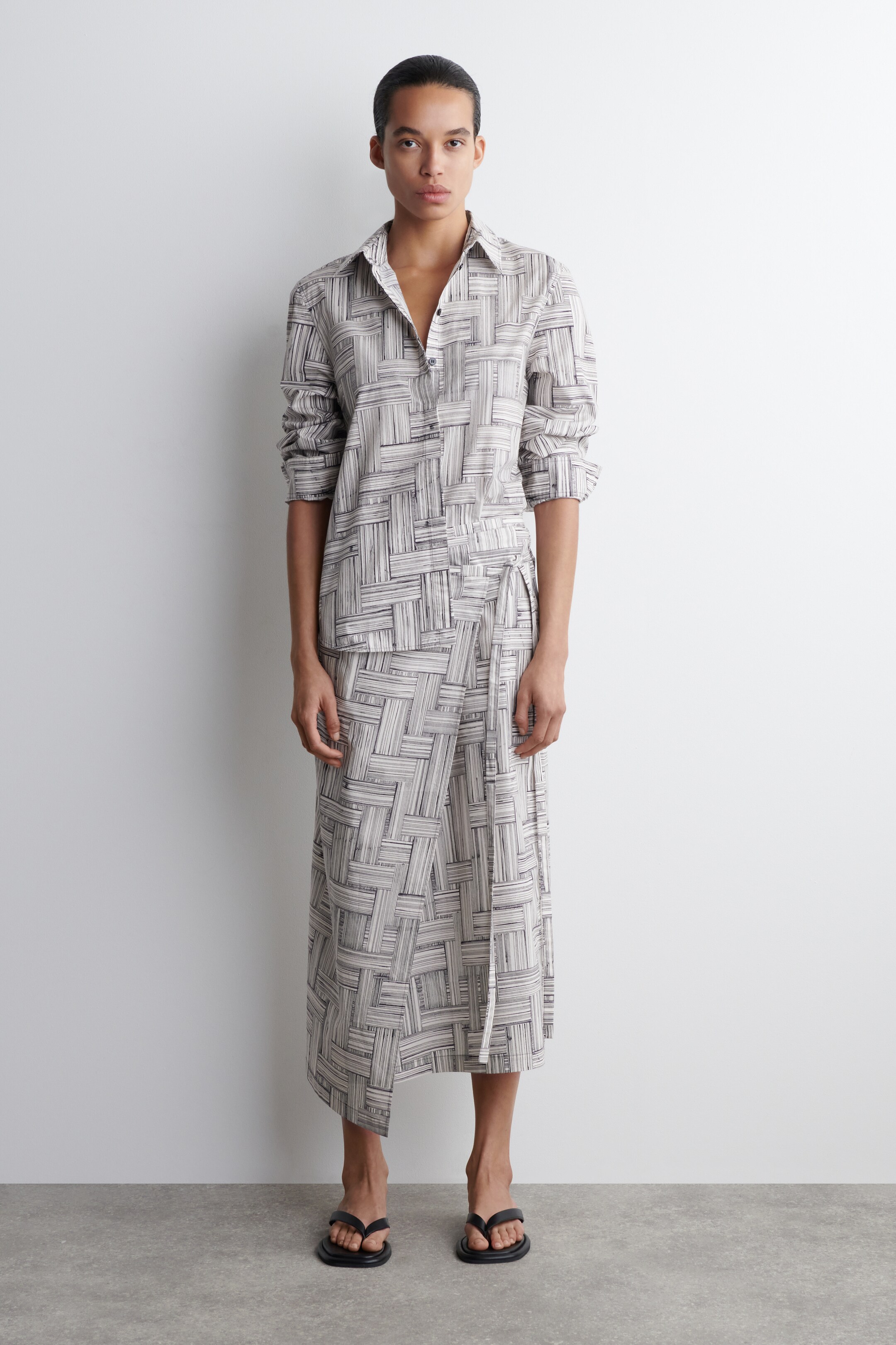 Ingrandisci l'immagine: PRINTED COTTON WRAP SKIRT - ECRU / NAVY / PRINTED - DONNA | H&M CH 2