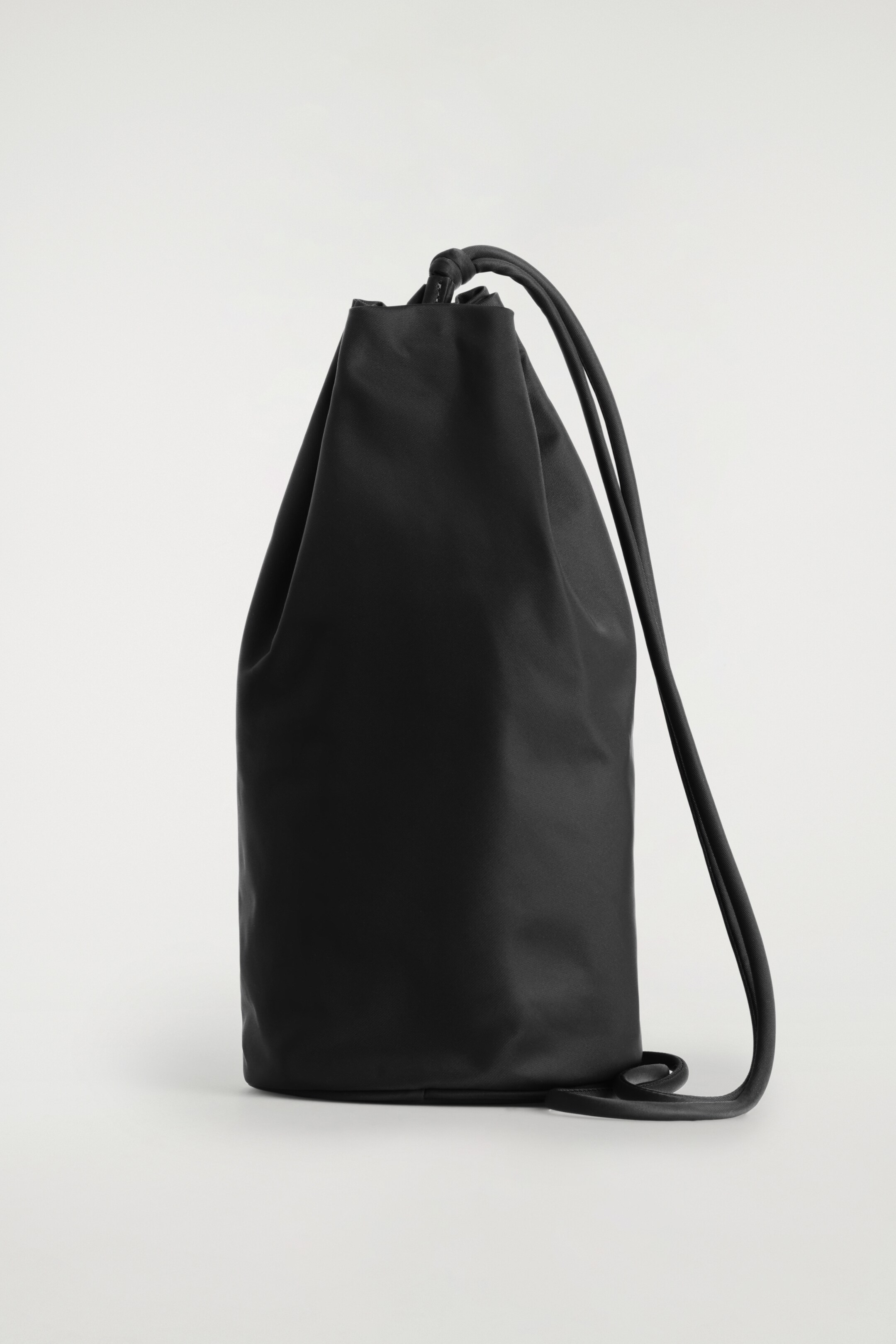 Grösseres Bild ansehen: UMHÄNGETASCHE MIT KORDZUG - NYLON - SCHWARZ - DAMEN | H&M CH 3