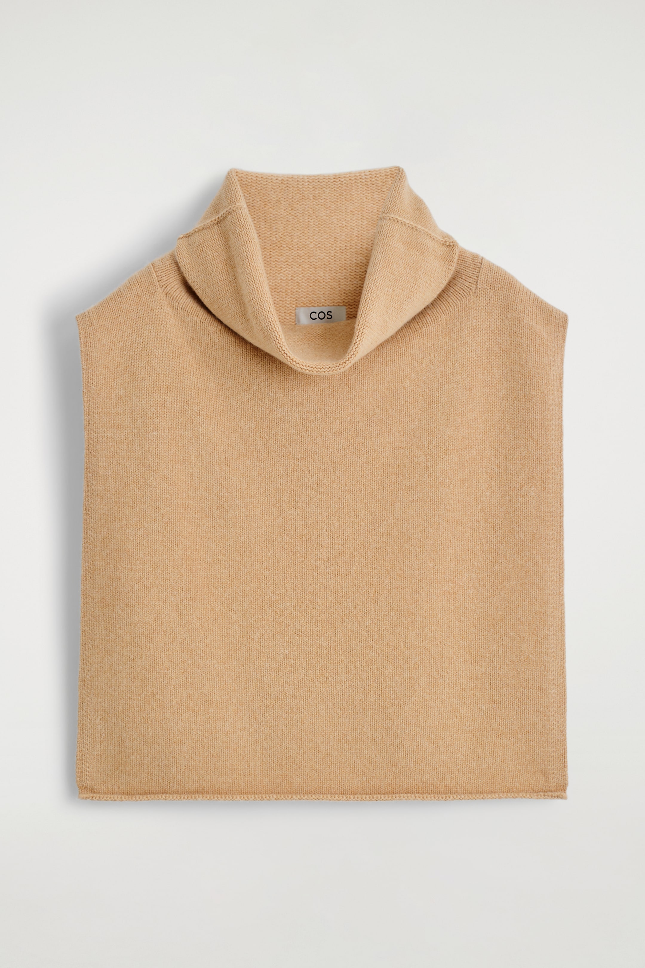 Größeres Bild anzeigen: Ein beige gestricktes Gilet wird von VORNE präsentiert, mit einer feinen Strickstruktur, einem breiten, drapierten Trichterkragen mit sichtbarem "COS"-Markenetikett, gerade geschnittenen Armlöchern und einem geraden Saum.